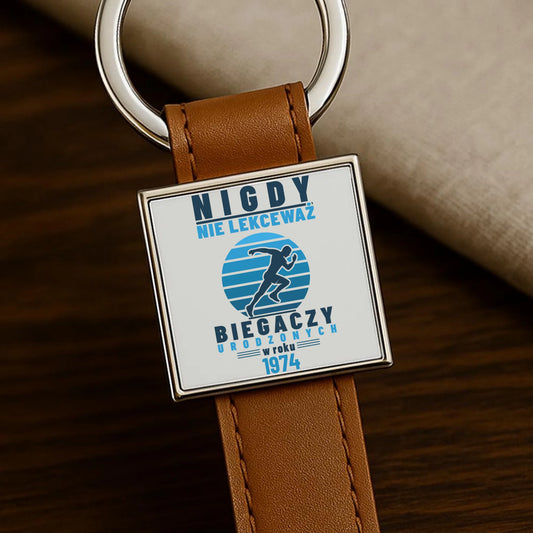 Skórzany brelok dla biegacza NIGDY NIE LEKCEWAŻ BIEGACZY URODZONYCH rok HZ03
