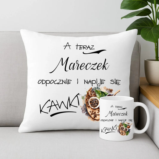 Zestaw poduszka i kubek - Odpocznie i napije się kawki prezent dla kawosza - personalizowany DCH04 - StoryCups.pl
