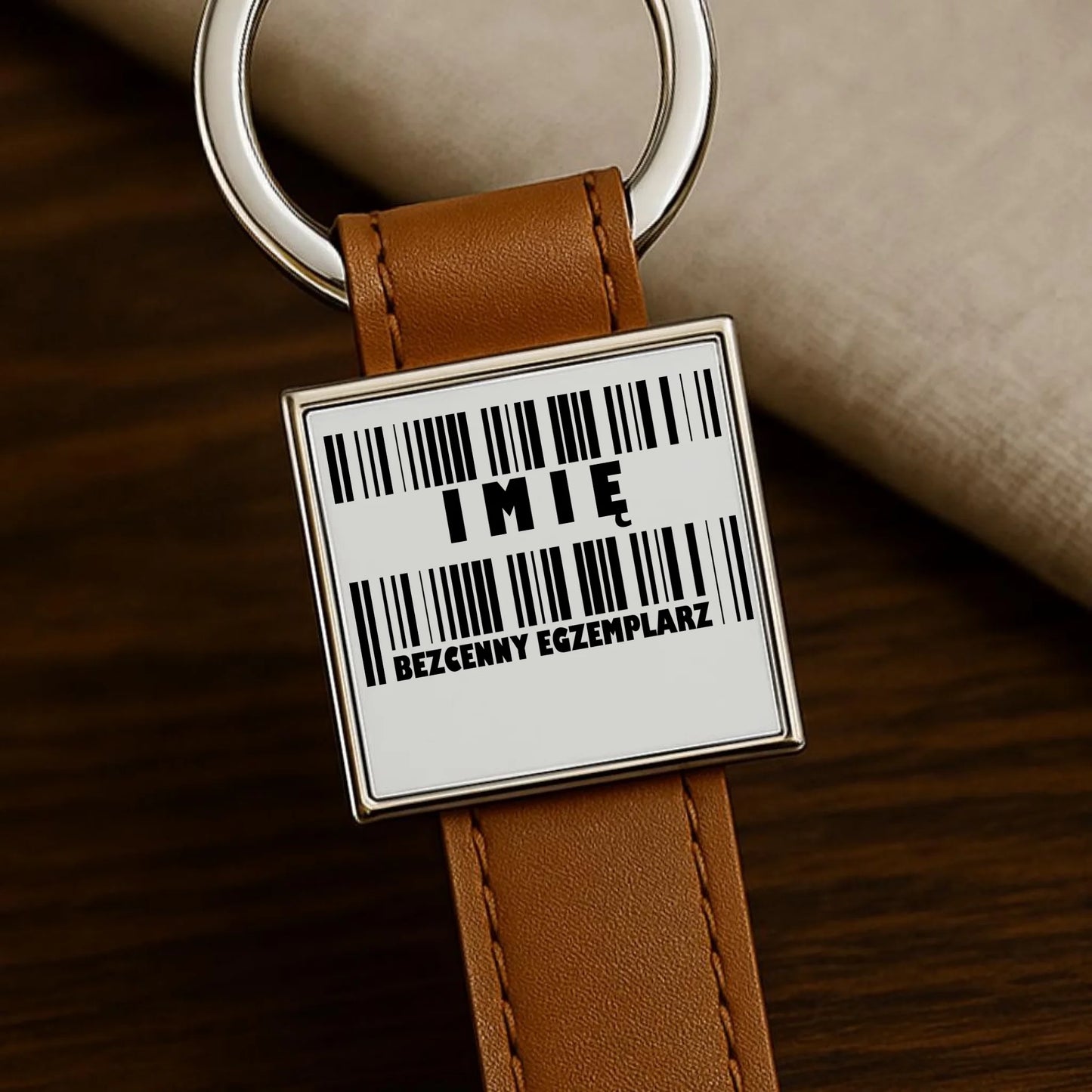 Brelok - Bezcenny egzemplarz prezent dla niego - personalizowany DCH07 - StoryCups.pl