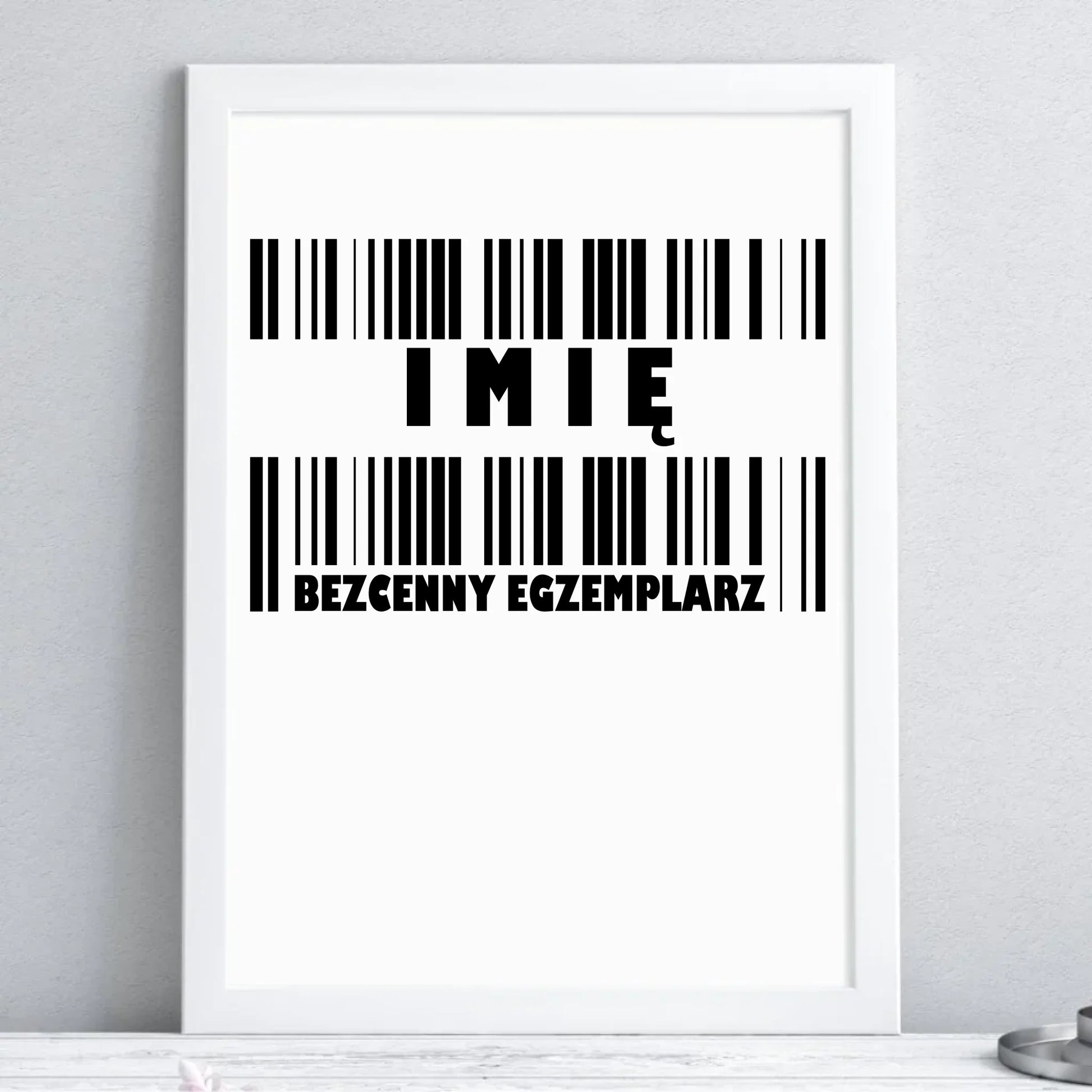 Plakat w ramie - Bezcenny egzemplarz prezent dla niego - personalizowany DCH07 - StoryCups.pl