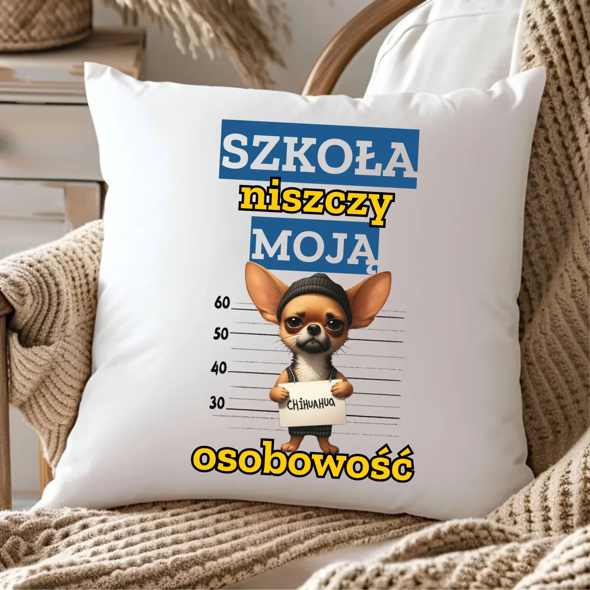 Poduszka szkolna - Szkoła niszczy moją osobowość - Chihuahua SZ19 - StoryCups.pl