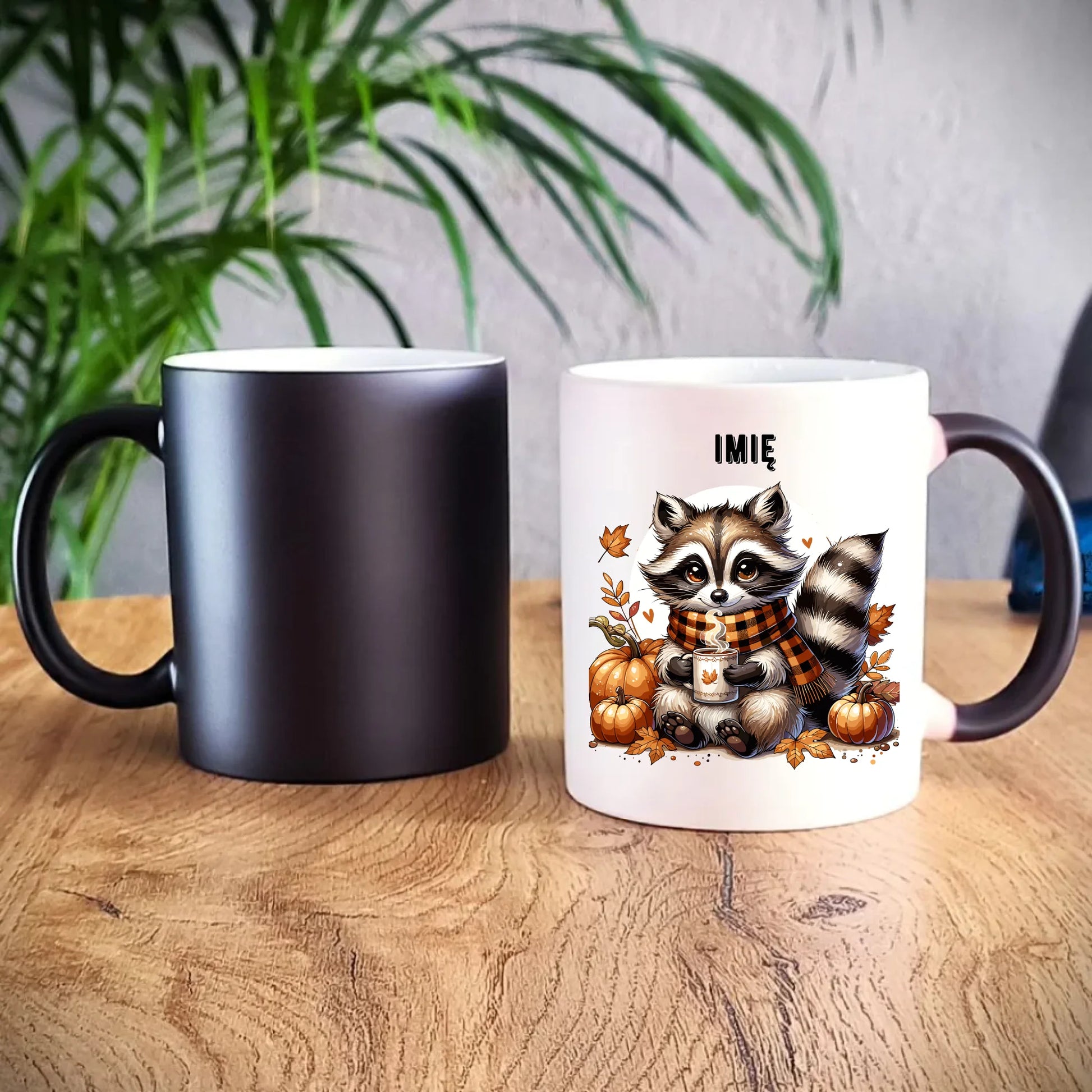 Kubek magiczny jesienny – Szop z kawą i dyniami - personalizowany JS16 - StoryCups.pl