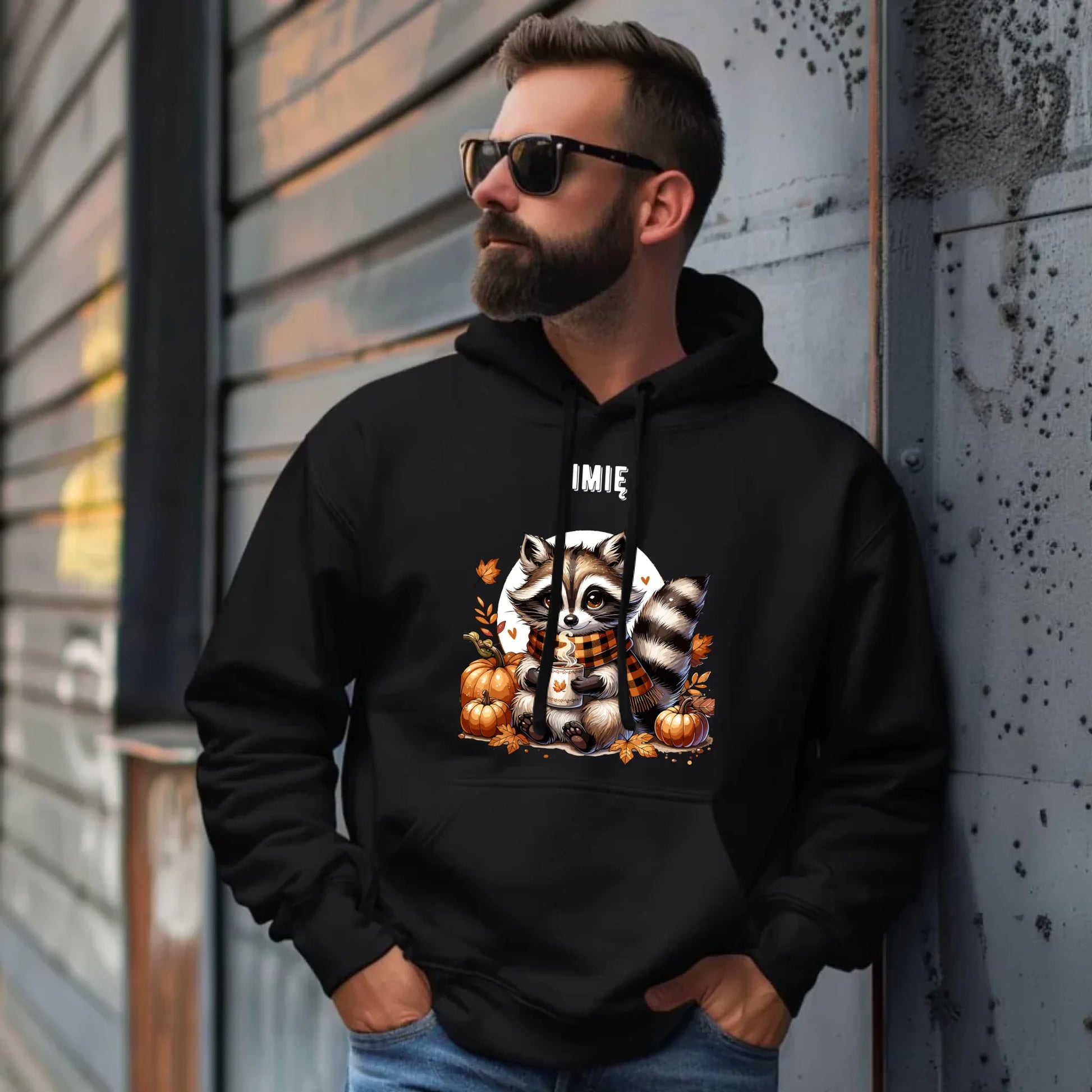 Bluza męska z kapturem jesienna – Szop z kawą i dyniami - personalizowana JS16 - StoryCups.pl