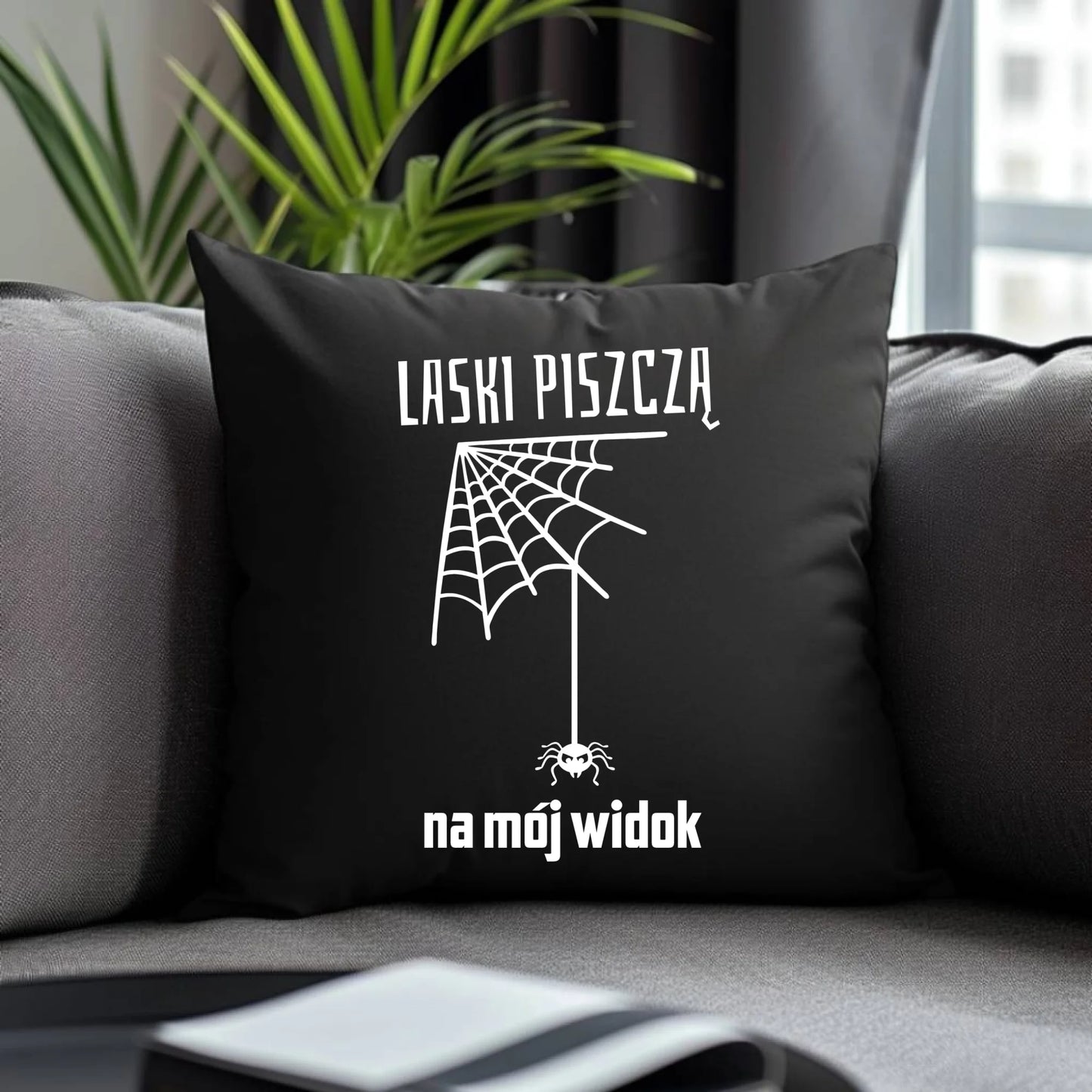 Poduszka dekoracyjna - prezent dla chłopaka - Laski piszczą na mój widok DCH13 - StoryCups.pl