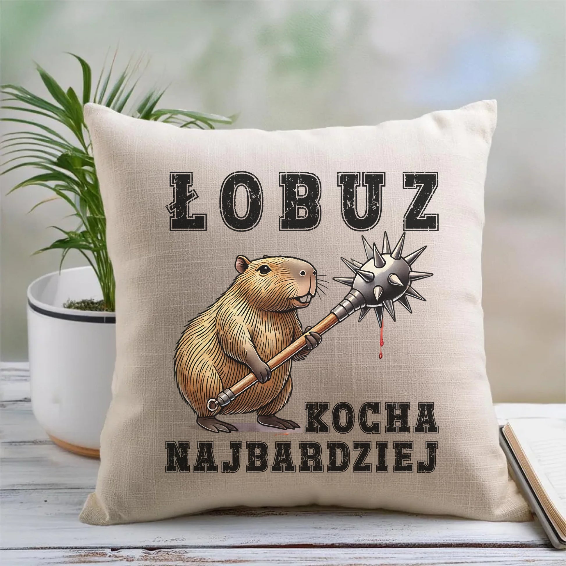 Poduszka - prezent dla chłopaka - Łobuz kapibara z maczugą DCH17 - StoryCups.pl