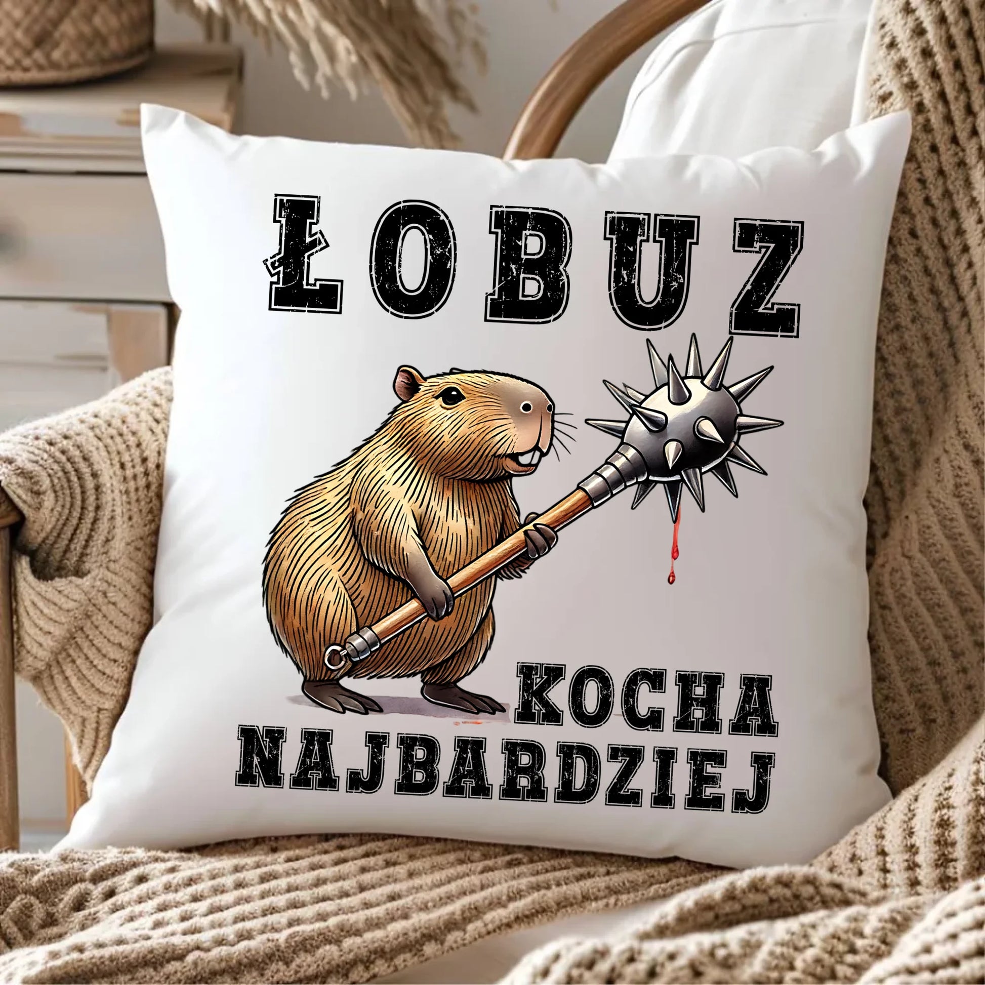 Poduszka - prezent dla chłopaka - Łobuz kapibara z maczugą DCH17 - StoryCups.pl