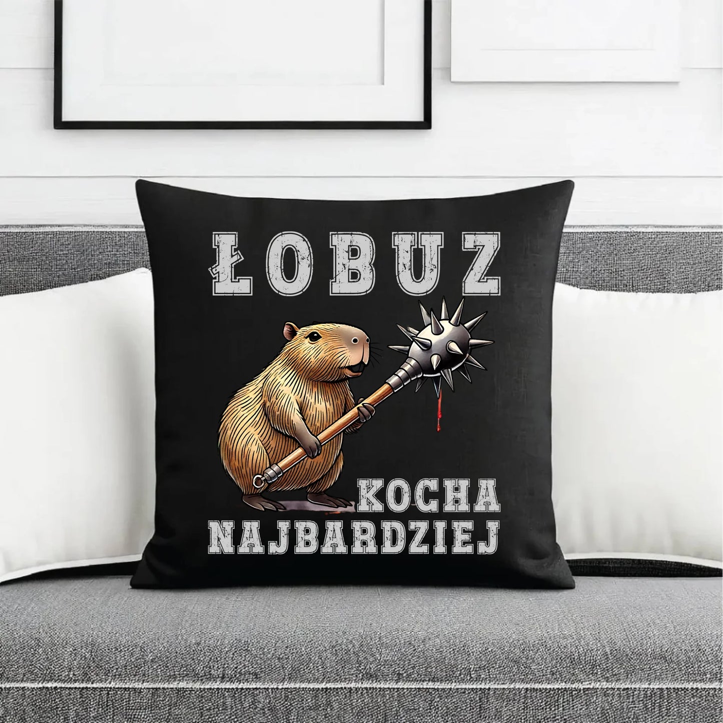 Poduszka dekoracyjna - prezent dla chłopaka - Łobuz kapibara z maczugą DCH17 - StoryCups.pl