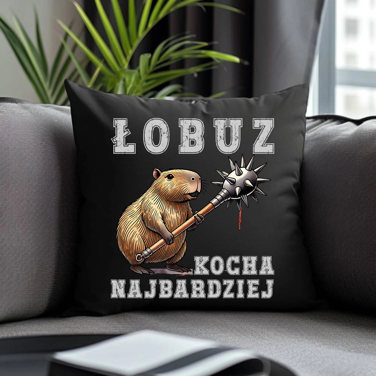 Poduszka dekoracyjna - prezent dla chłopaka - Łobuz kapibara z maczugą DCH17 - StoryCups.pl
