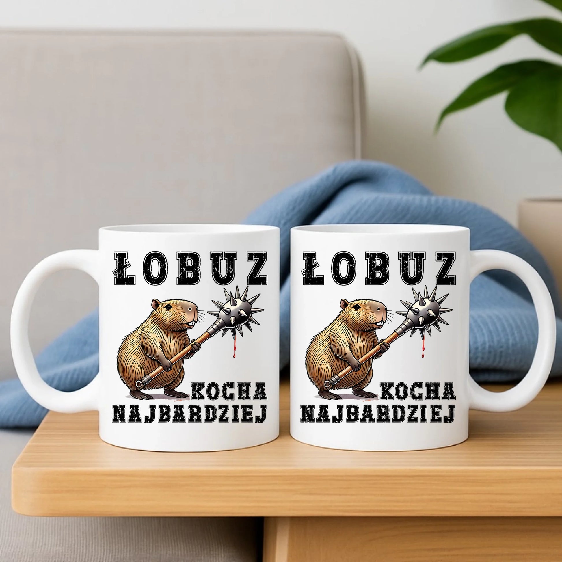 Zestaw poduszka i kubek - prezent dla chłopaka - Łobuz kapibara z maczugą DCH17 - StoryCups.pl