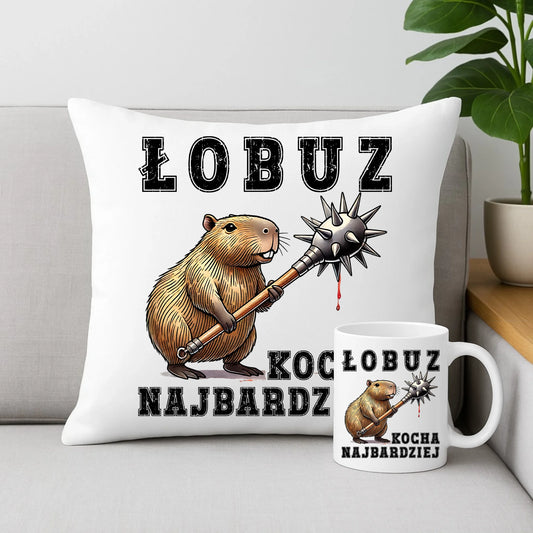 Zestaw poduszka i kubek - prezent dla chłopaka - Łobuz kapibara z maczugą DCH17 - StoryCups.pl