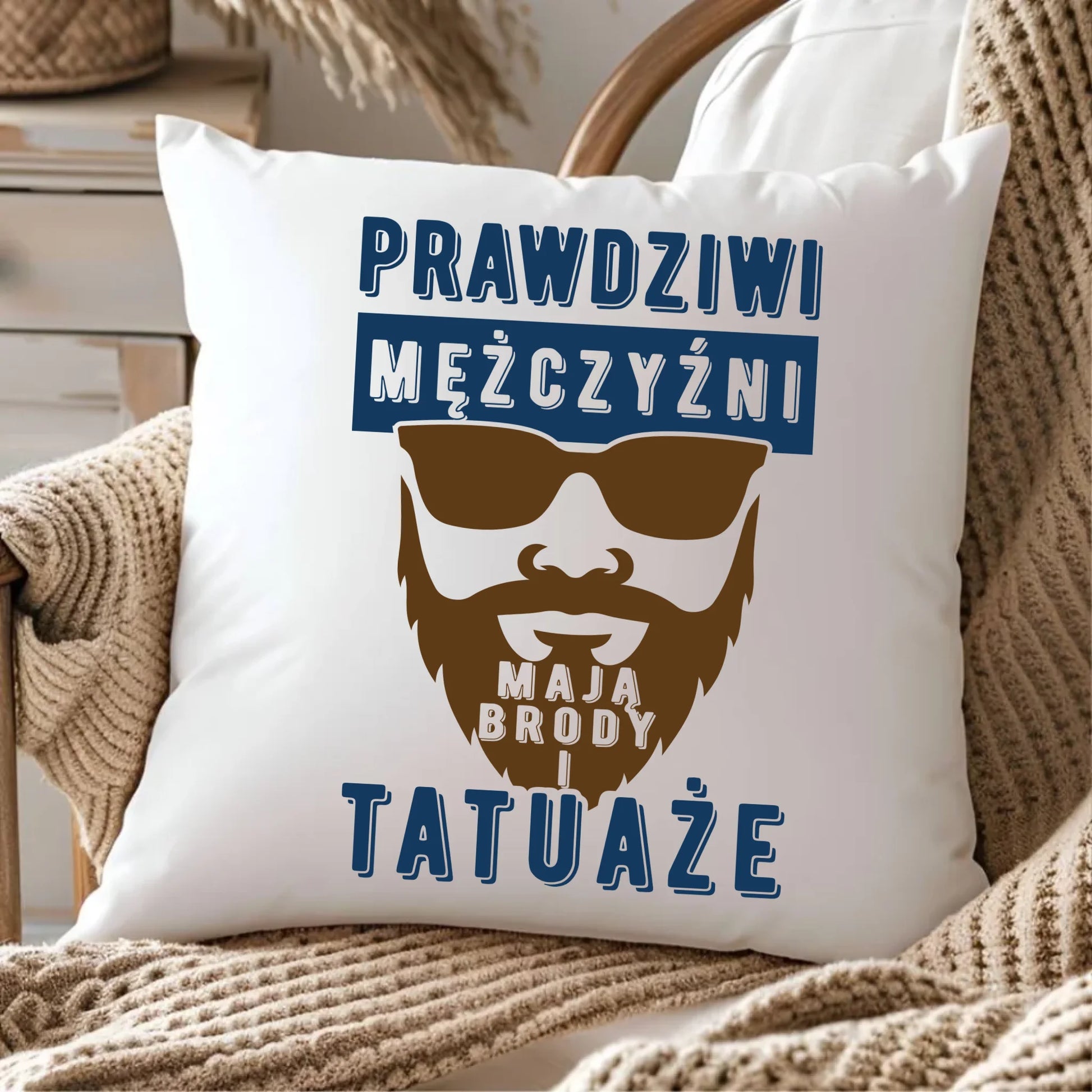 Poduszka - Prezent dla faceta - Prawdziwi mężczyźni mają brody i tatuaże DCH22 - StoryCups.pl
