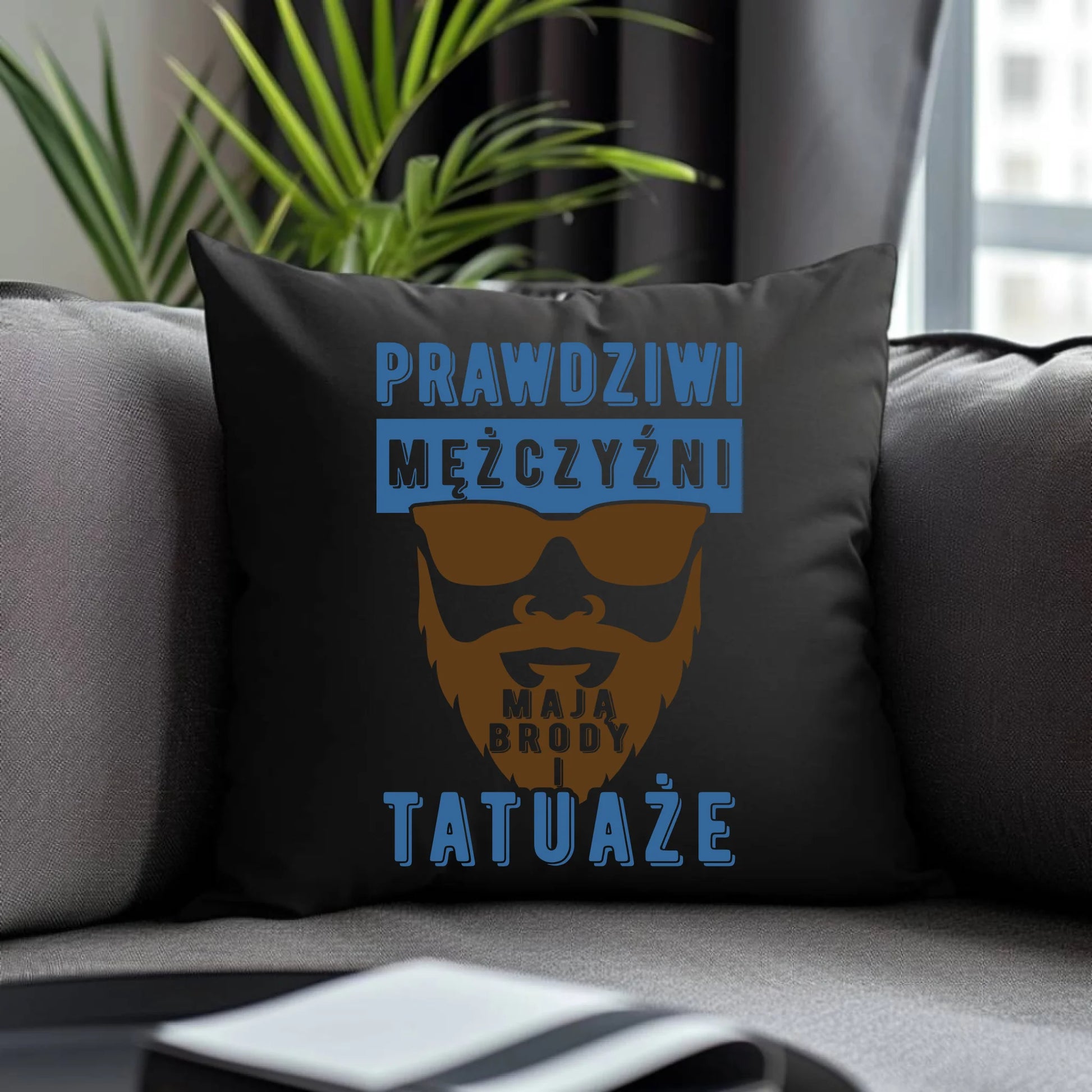 Poduszka dekoracyjna - Prezent dla faceta - Prawdziwi mężczyźni mają brody i tatuaże DCH22 - StoryCups.pl