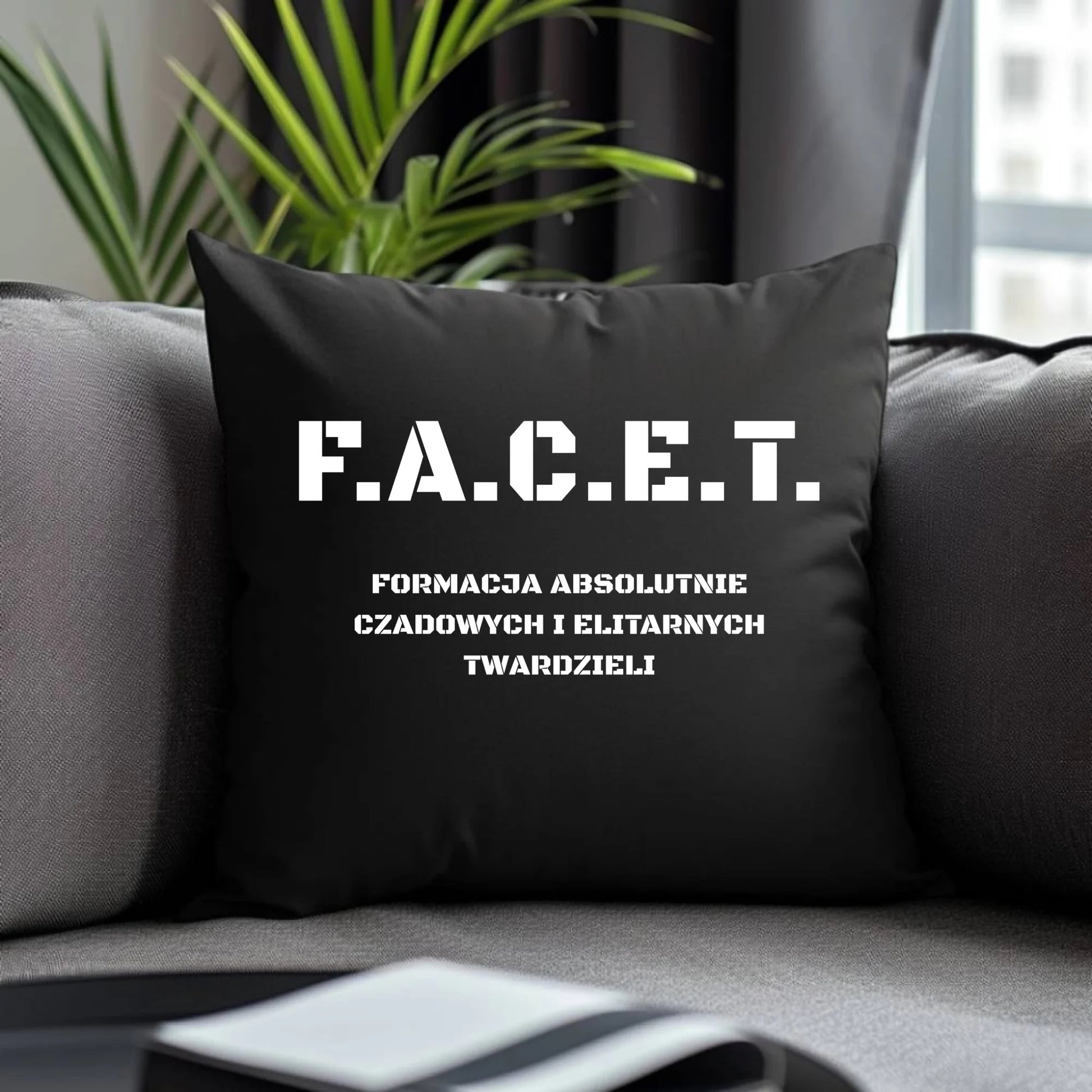 Poduszka dekoracyjna - Prezent dla chłopaka kolegi z pracy - F.A.C.E.T. Formacja Absolutnie Czadowych i Elitarnych Twardzieli DCH23 - StoryCups.pl
