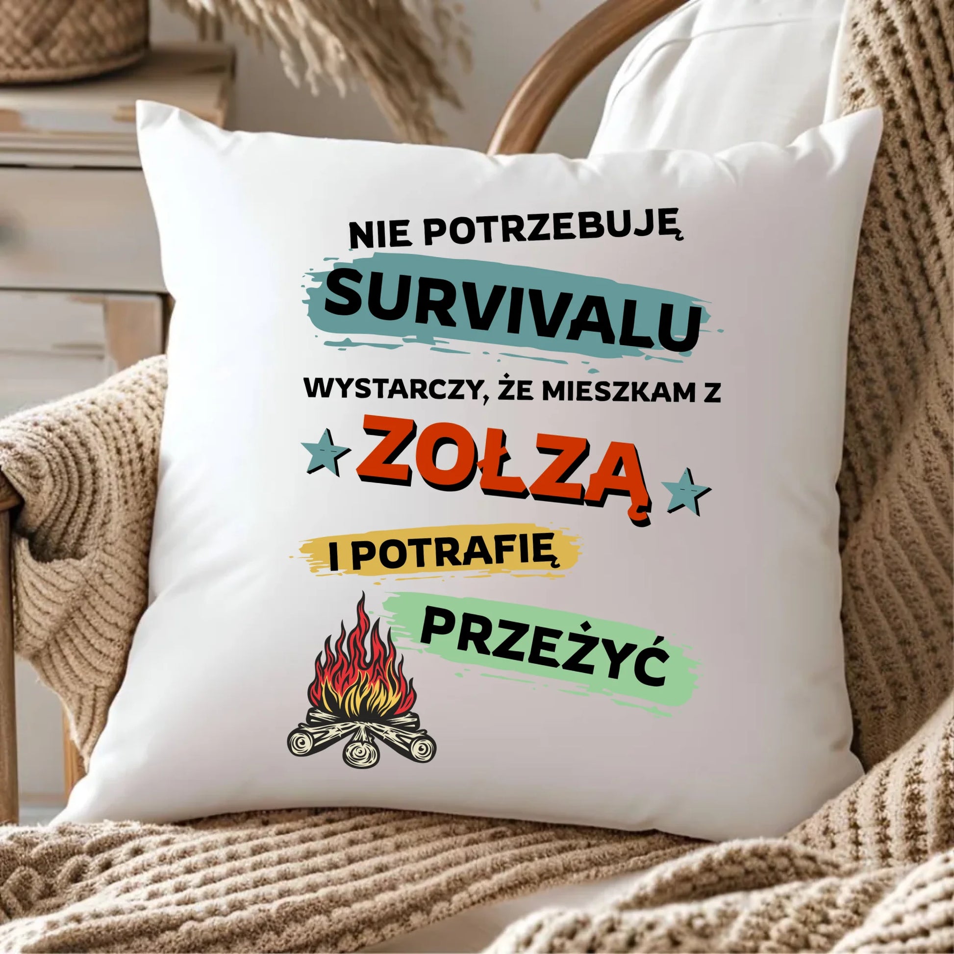 Poduszka – Prezent dla chłopaka męża - Nie potrzebuję survivalu, mieszkam z zołzą DCH25 - StoryCups.pl