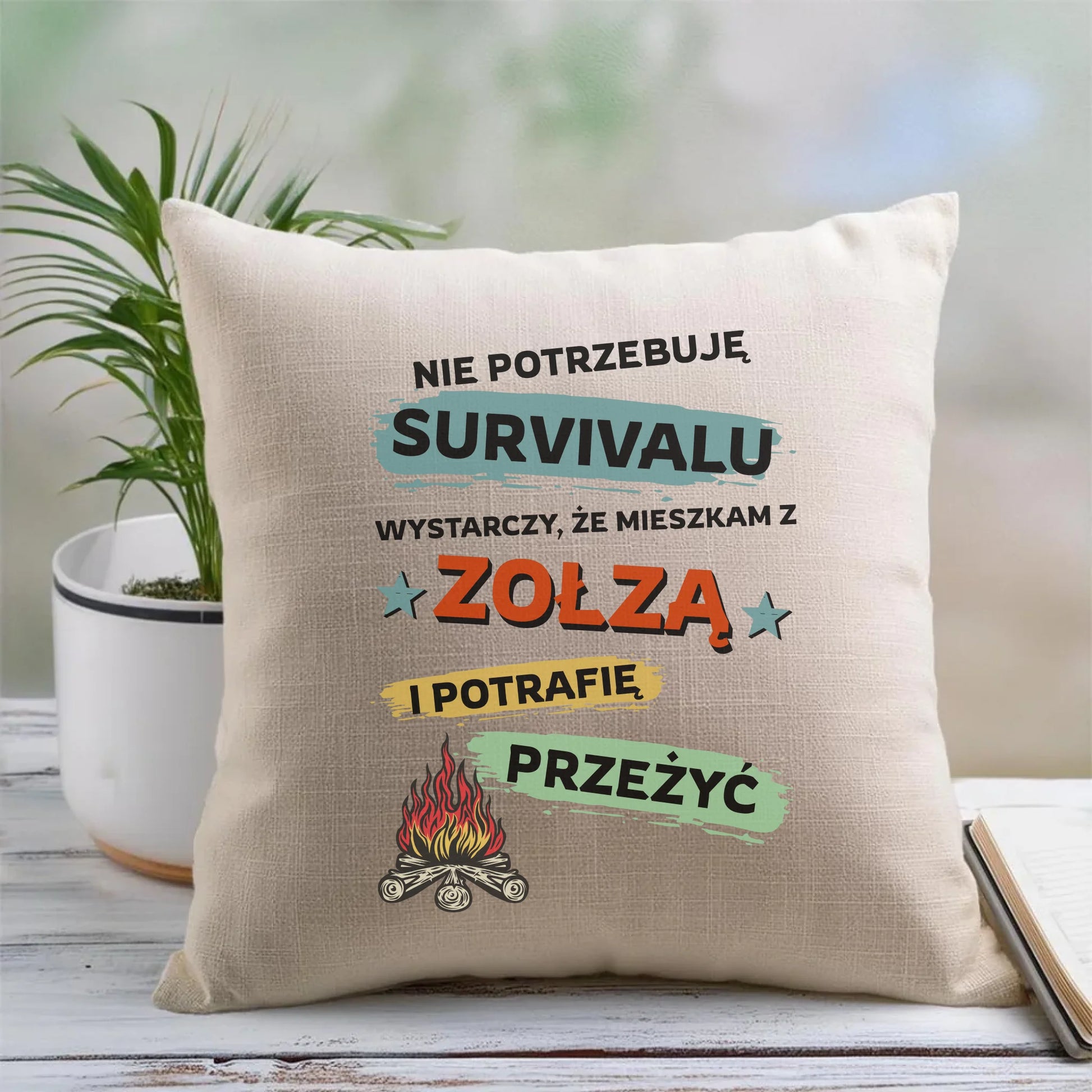 Poduszka – Prezent dla chłopaka męża - Nie potrzebuję survivalu, mieszkam z zołzą DCH25 - StoryCups.pl