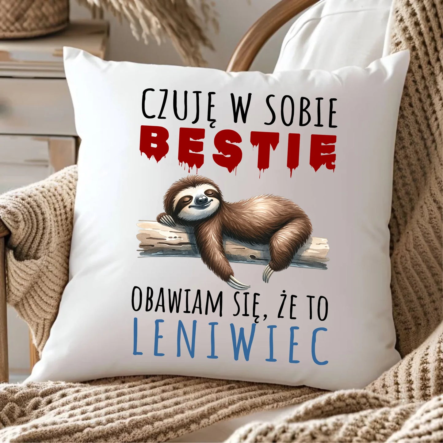 Poduszka – Czuję w sobie bestię, obawiam się że to leniwiec – prezent DCH26 - StoryCups.pl