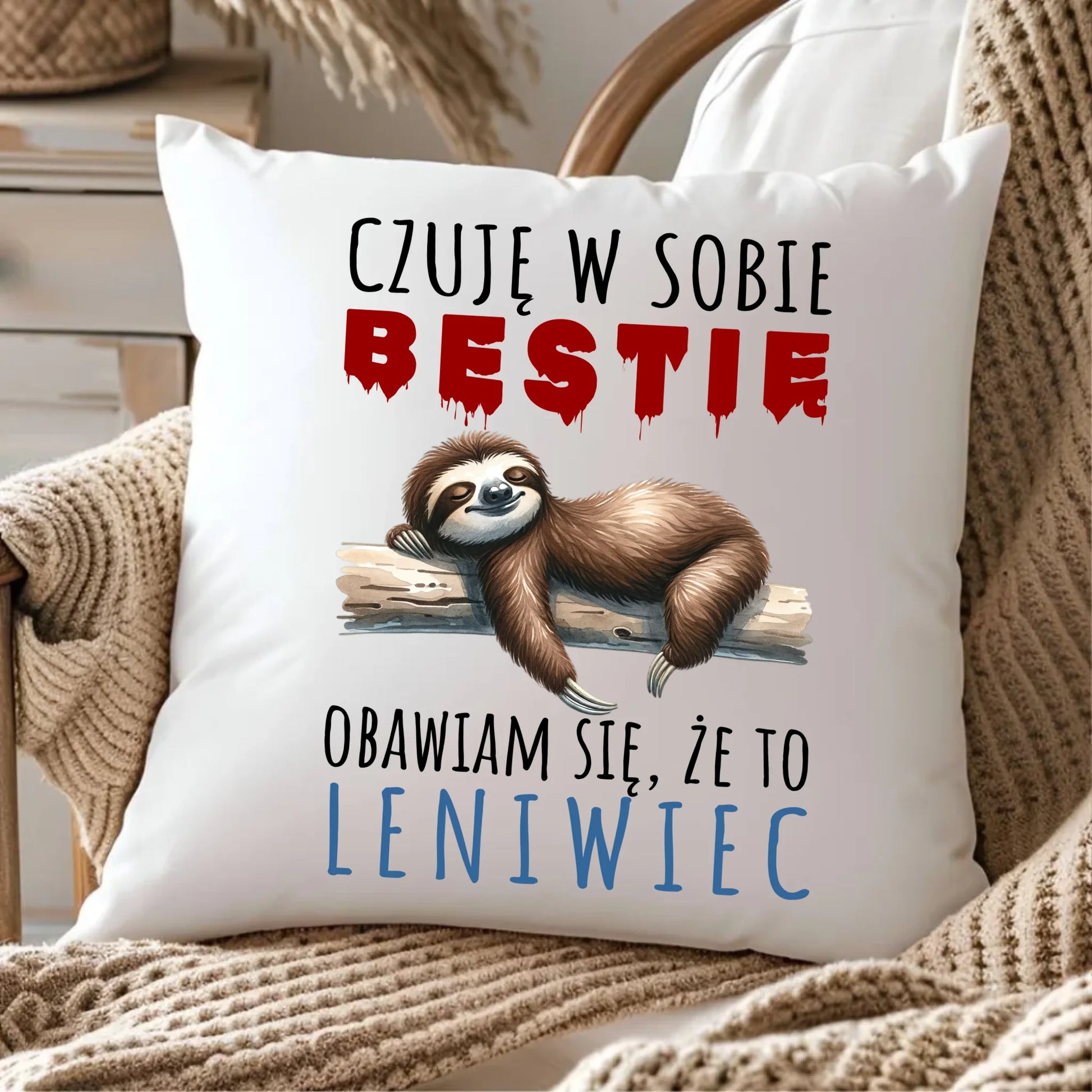Poduszka – Czuję w sobie bestię, obawiam się że to leniwiec – prezent DCH26 - Poduszka / Pluszowa / 45cm x 45cm - StoryCups.pl