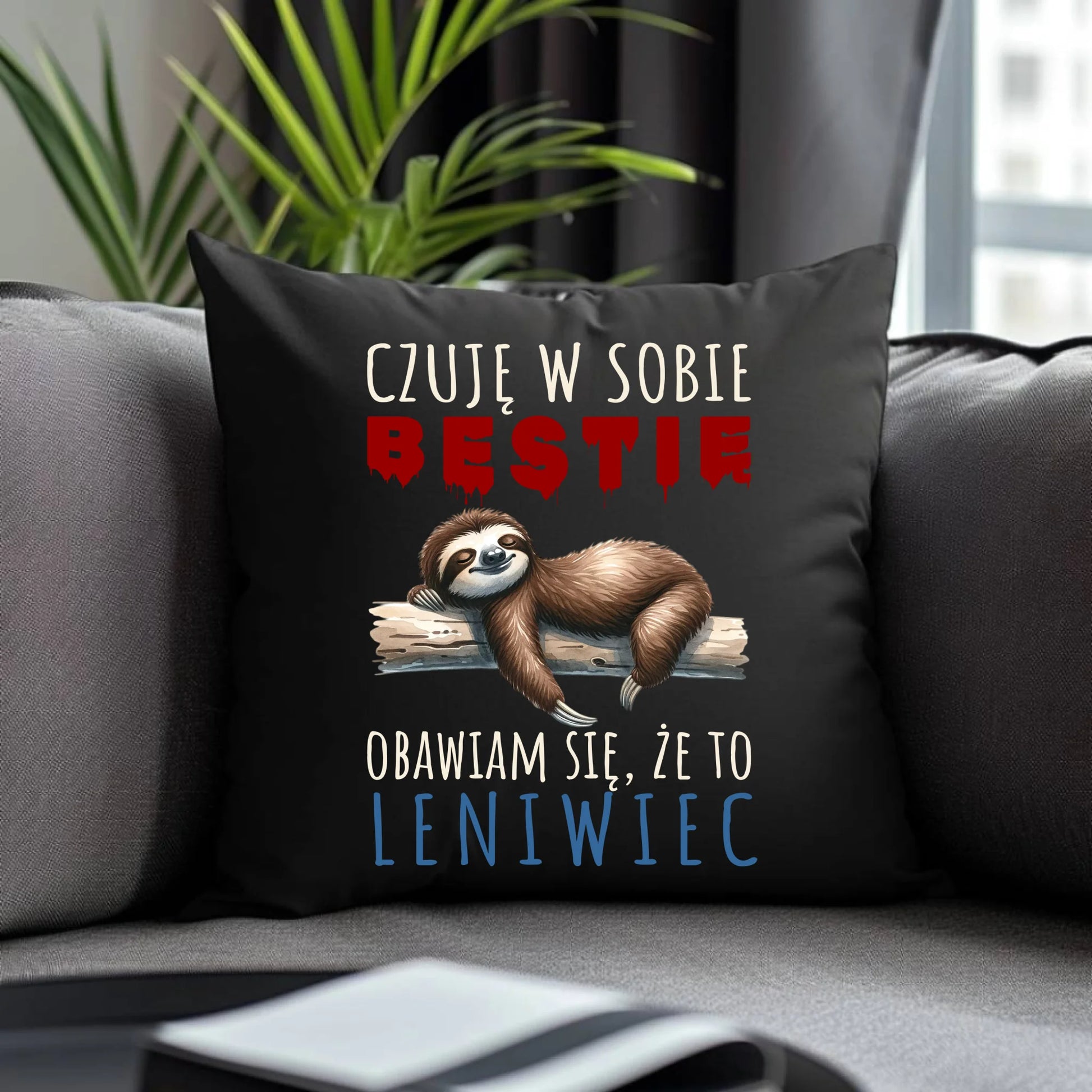 Śmieszna poduszka dekoracyjna – Czuję w sobie bestię, obawiam się że to leniwiec – prezent DCH26 - StoryCups.pl