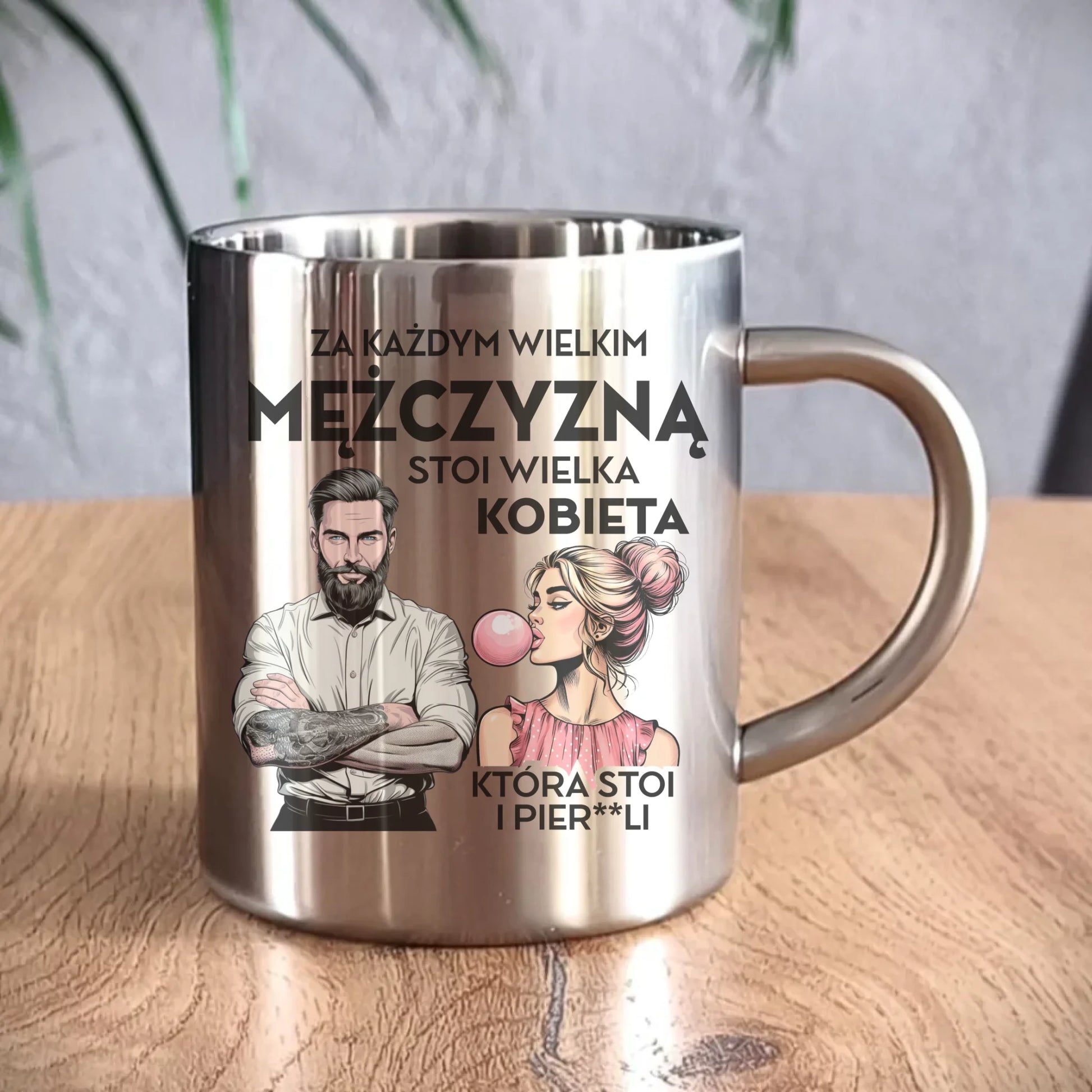 Kubek metalowy - Prezent dla niego - Za każdym wielkim mężczyzną stoi wielka kobieta DCH27 - StoryCups.pl