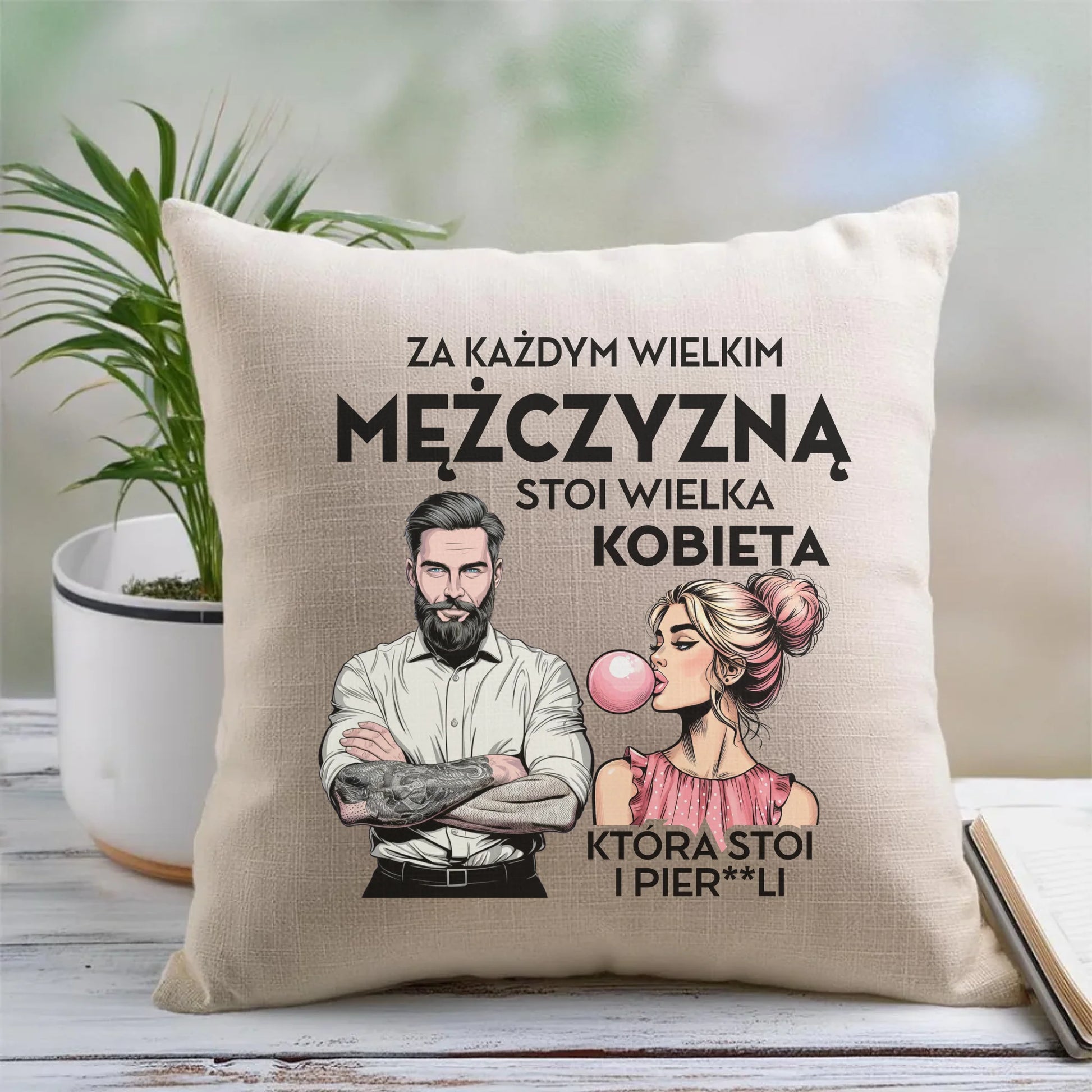 Poduszka - Prezent dla niego - Za każdym wielkim mężczyzną stoi wielka kobieta DCH27 - StoryCups.pl