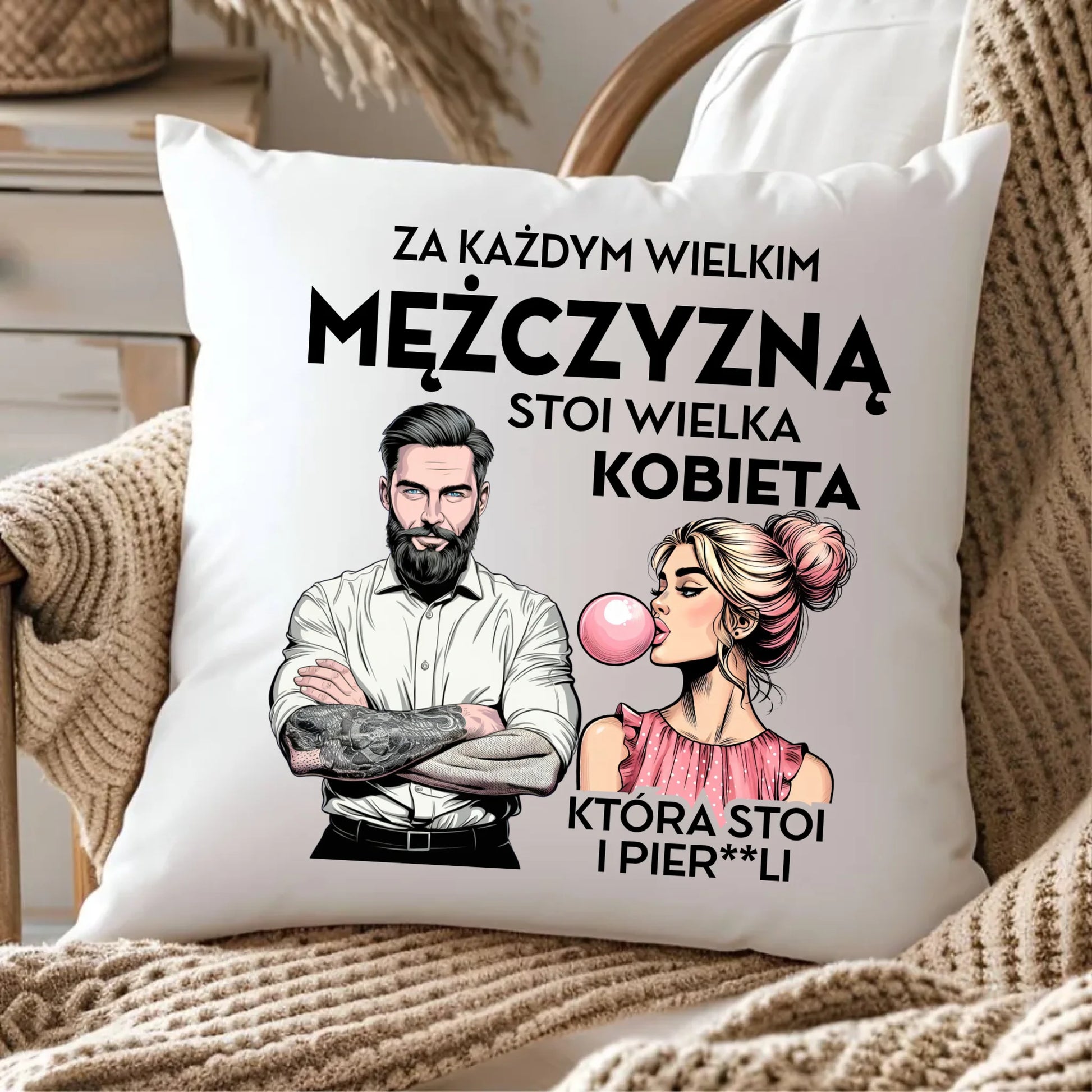 Poduszka - Prezent dla niego - Za każdym wielkim mężczyzną stoi wielka kobieta DCH27 - StoryCups.pl