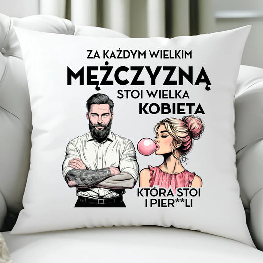 Poduszka - Prezent dla niego - Za każdym wielkim mężczyzną stoi wielka kobieta DCH27 - StoryCups.pl