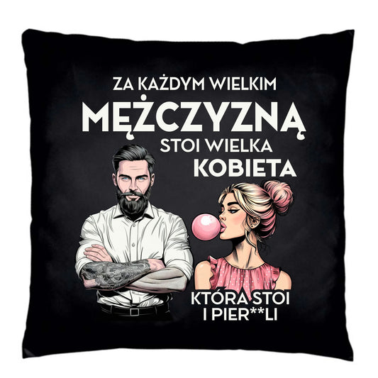 Poduszka dekoracyjna - Za każdym wielkim mężczyzną stoi wielka kobieta DCH27 - StoryCups.pl