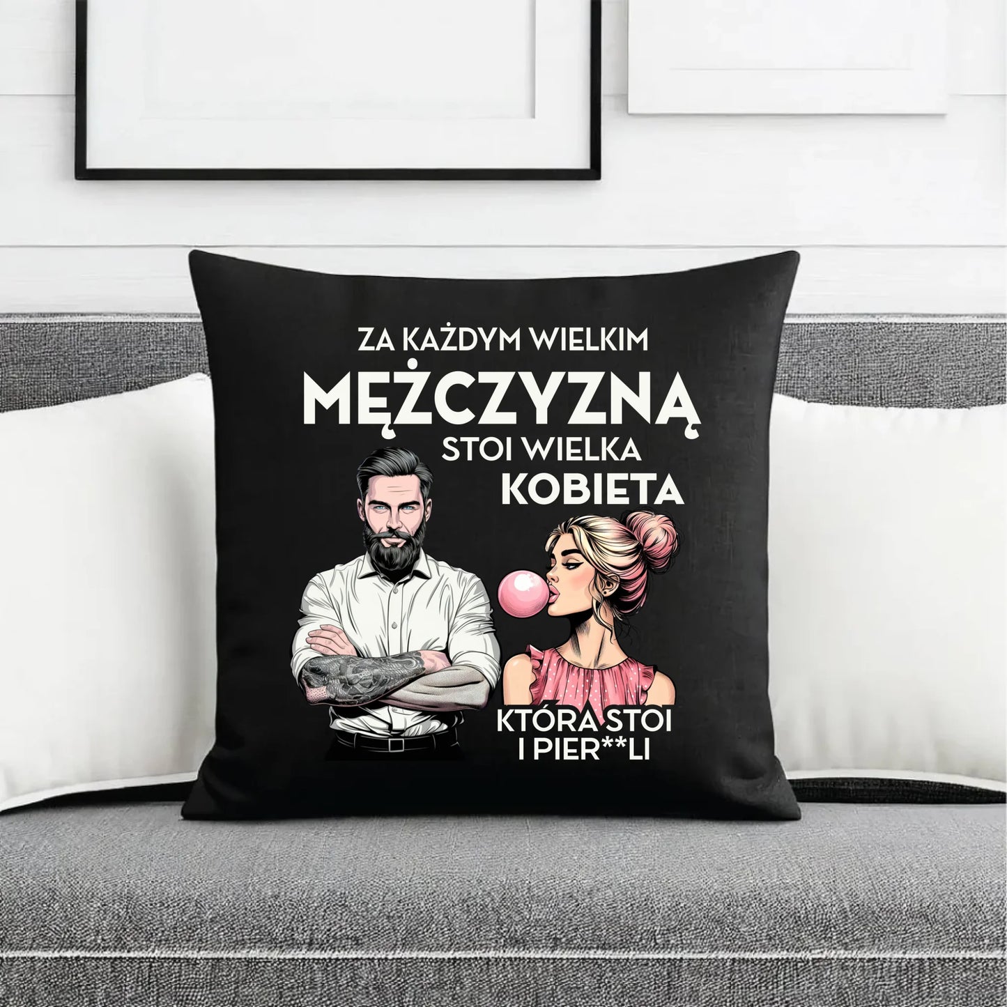 Poduszka dekoracyjna - Za każdym wielkim mężczyzną stoi wielka kobieta DCH27 - StoryCups.pl