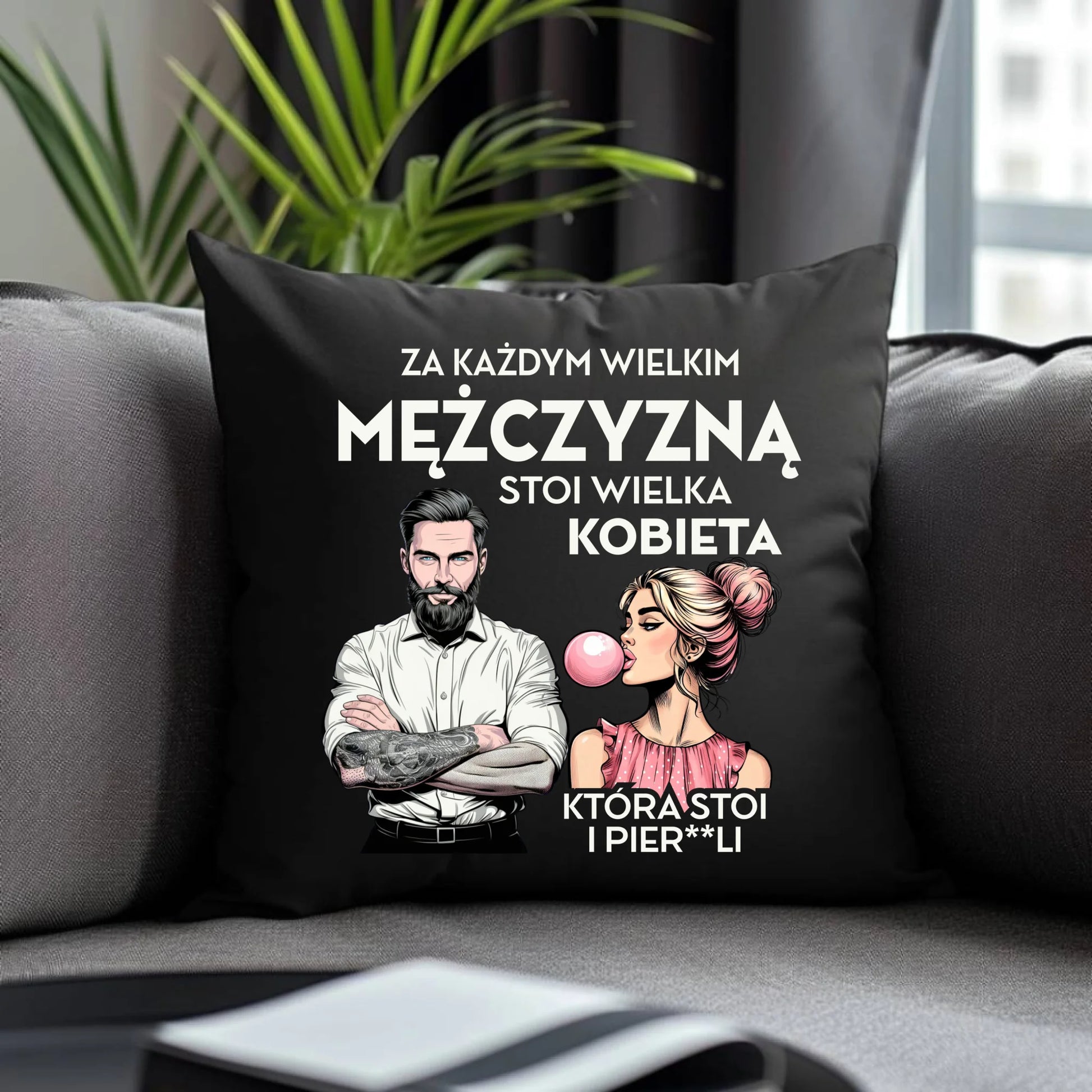 Poduszka dekoracyjna - Za każdym wielkim mężczyzną stoi wielka kobieta DCH27 - StoryCups.pl