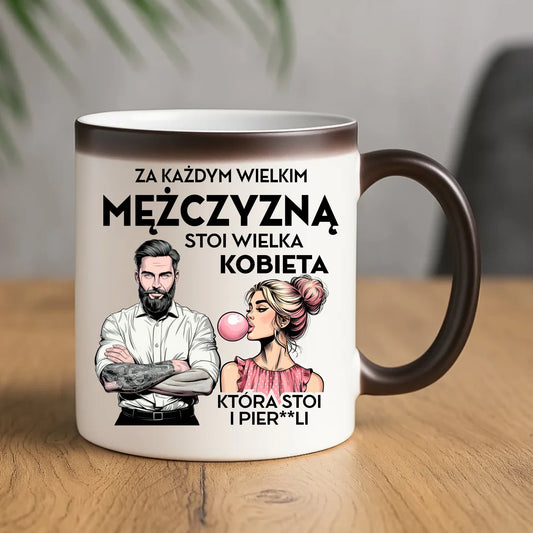 Kubek magiczny - Prezent dla niego - Za każdym wielkim mężczyzną stoi wielka kobieta DCH27 - StoryCups.pl