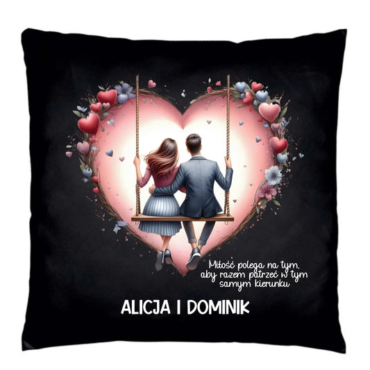 Poduszka dekoracyjna dla par - prezent dla chłopaka i dziewczyny - Para na huśtawce - personalizowana W12 - StoryCups.pl