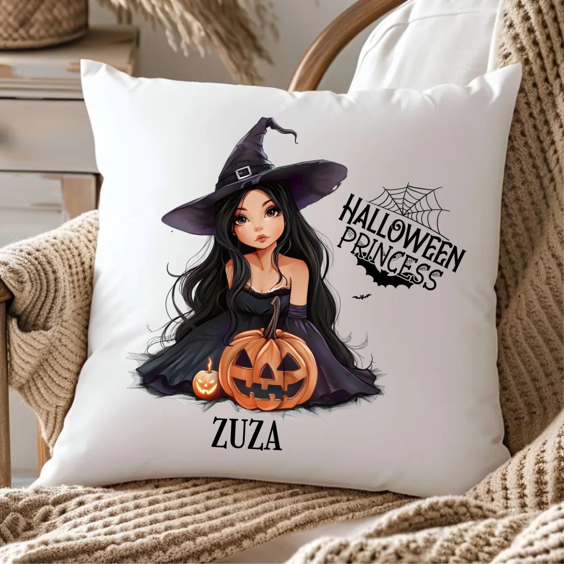 Poduszka halloweenowa - Czarownica z dynią - personalizowana HL10 - StoryCups.pl