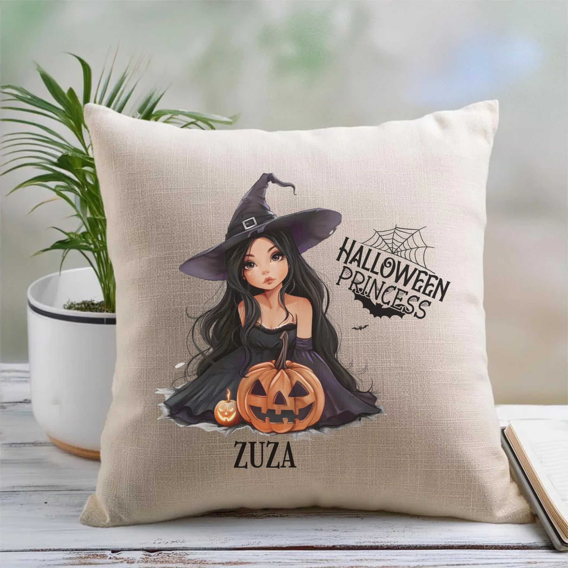 Poduszka halloweenowa - Czarownica z dynią - personalizowana HL10 - StoryCups.pl