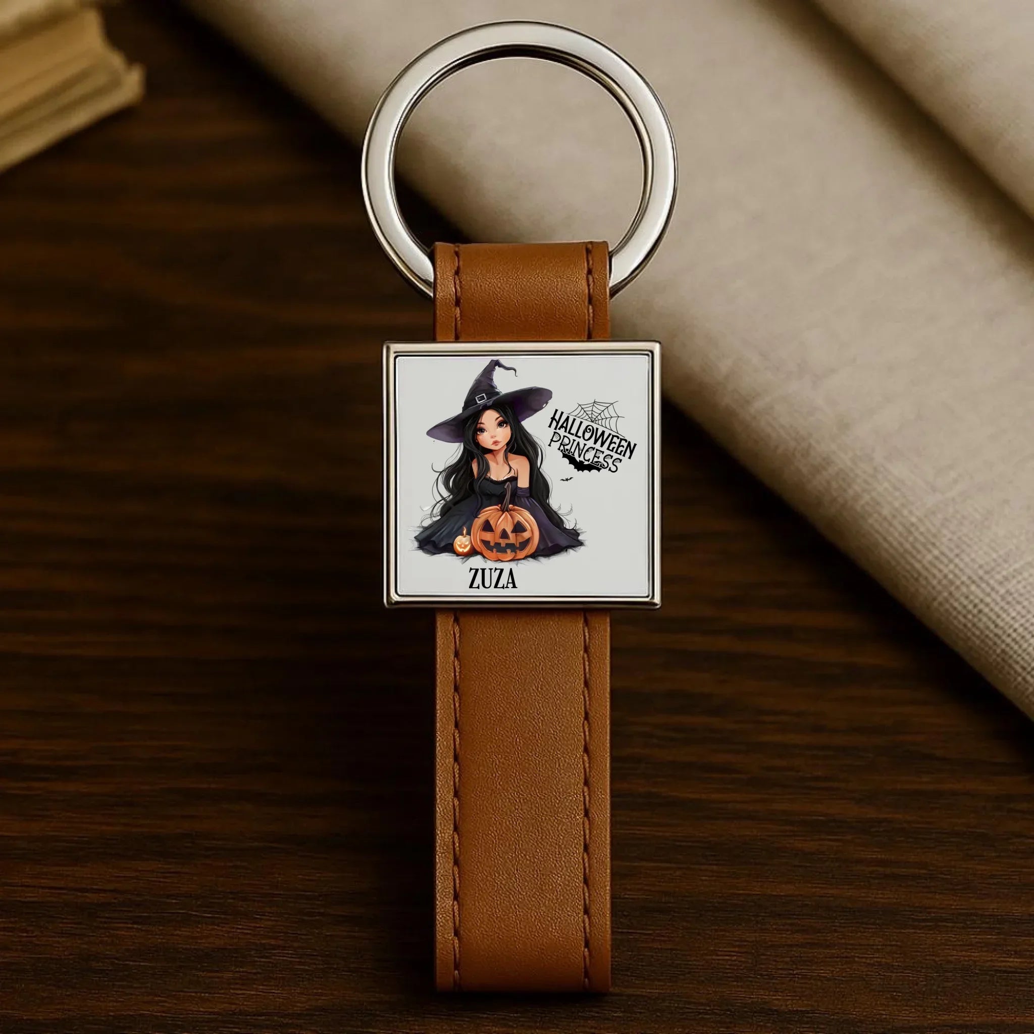 Brelok halloweenowy - Czarownica z dynią - personalizowany HL10 - StoryCups.pl