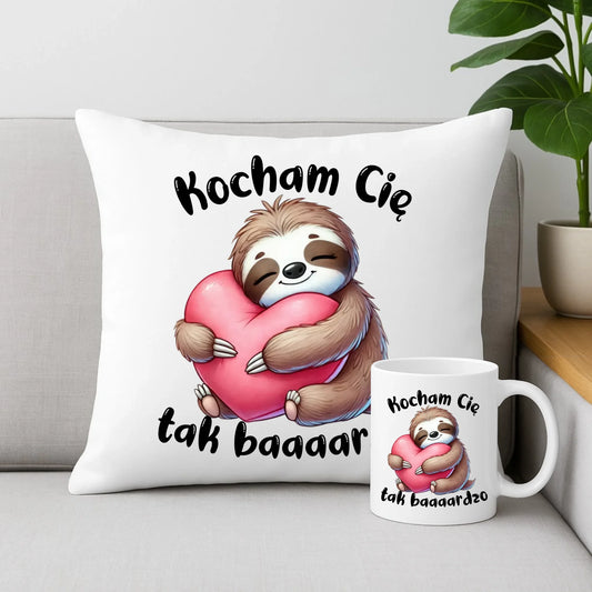 Zestaw poduszka i kubek dla zakochanych - Leniwiec Kocham Cię tak baaaardzo W16 - StoryCups.pl