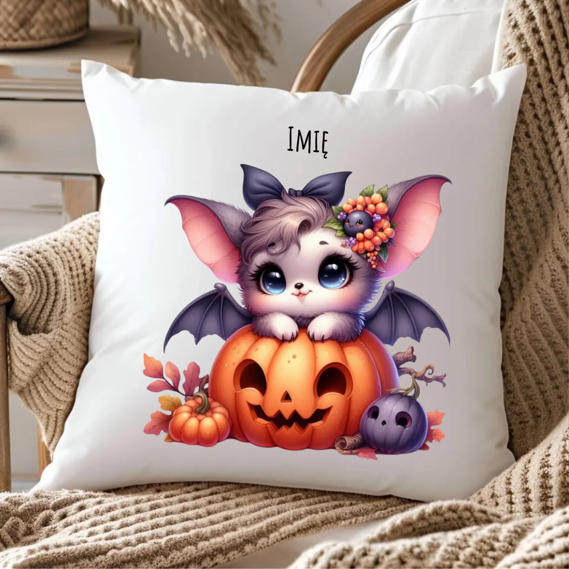 Poduszka halloweenowa - Uroczy nietoperz z dynią - personalizowana HL08 - StoryCups.pl
