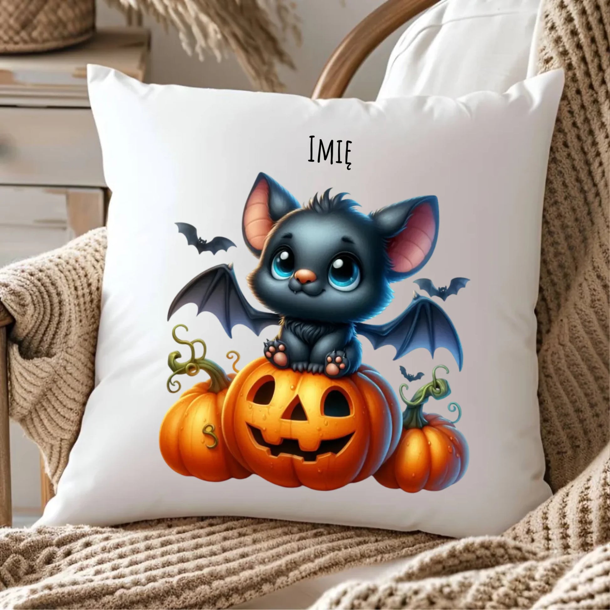 Poduszka halloweenowa - Słodki nietoperz z dynią - personalizowana HL09 - StoryCups.pl