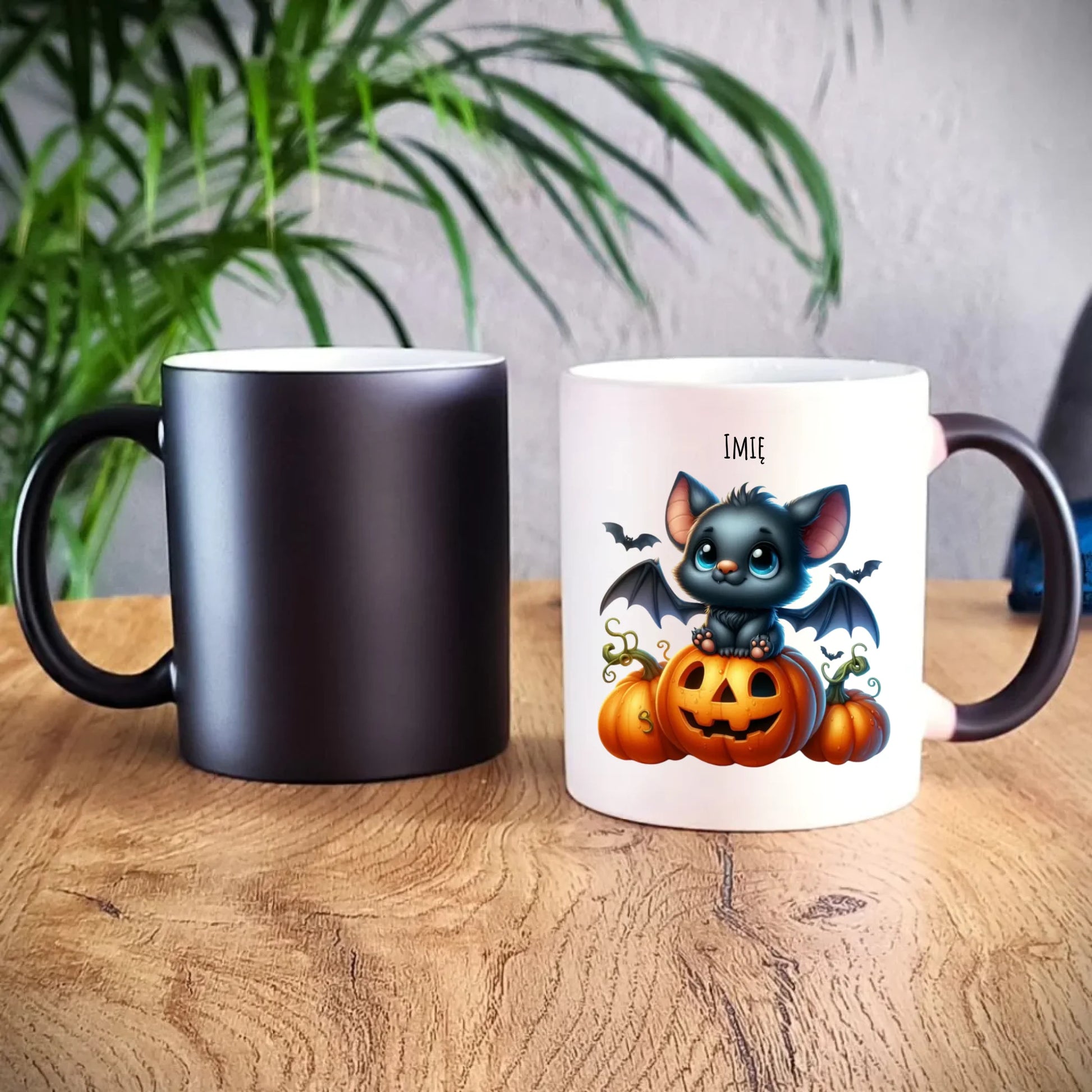 Kubek magiczny na halloween - Słodki nietoperz z dynią - personalizowany HL09 - StoryCups.pl