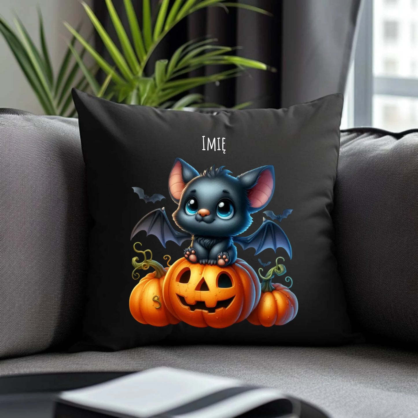 Poduszka dekoracyjna halloweenowa - Słodki nietoperz z dynią - personalizowana HL09 - StoryCups.pl