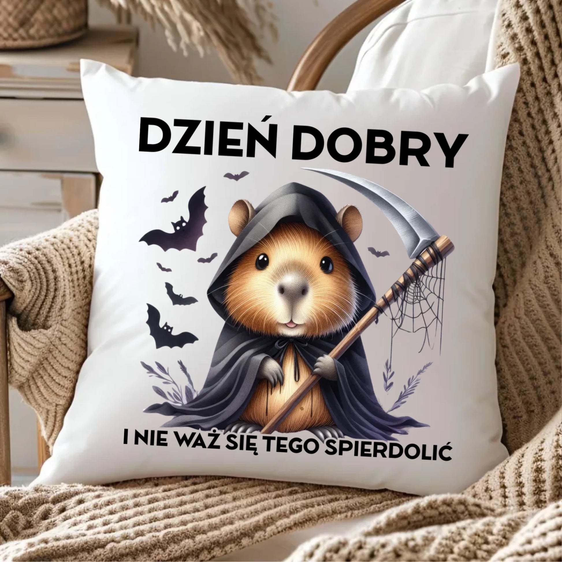 Poduszka halloweenowa - Kapibara Żniwiarz - Dzień dobry - bez cenzury HL20 - StoryCups.pl
