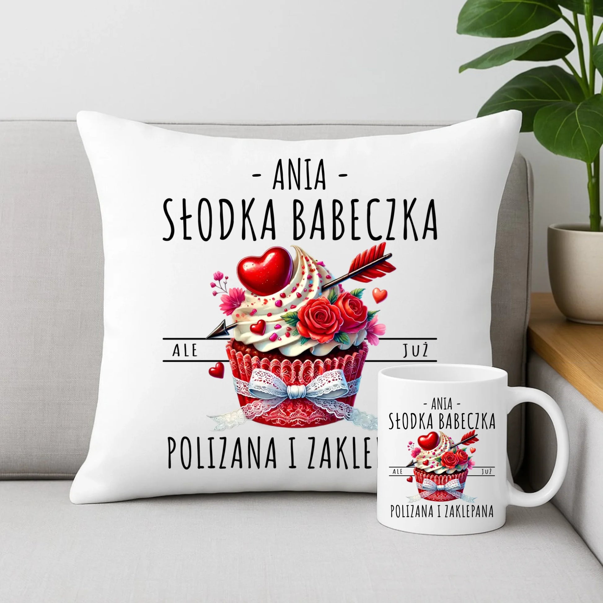 Zestaw poduszka i kubek - Słodka babeczka polizana i zaklepana - personalizowany W37 - StoryCups.pl