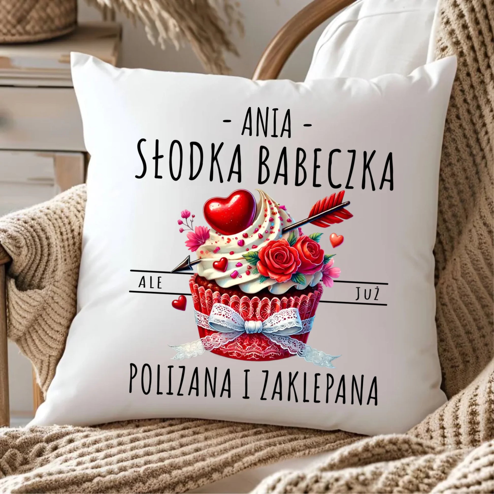 Poduszka - Słodka babeczka polizana i zaklepana - personalizowana W37 - StoryCups.pl