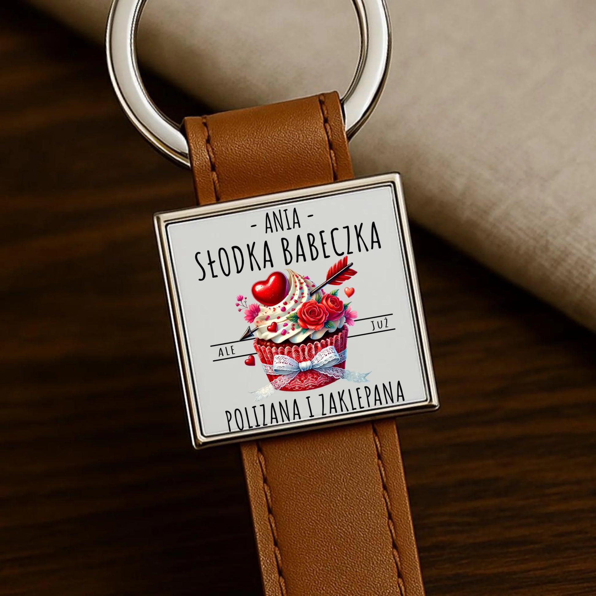 Brelok - Słodka babeczka polizana i zaklepana - personalizowany W37 - StoryCups.pl