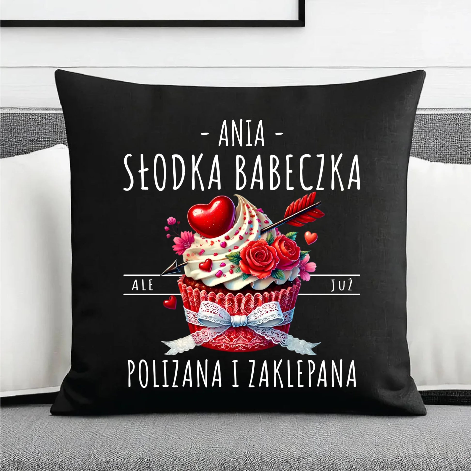 Poduszka dekoracyjna - Słodka babeczka polizana i zaklepana - personalizowana W37 - StoryCups.pl