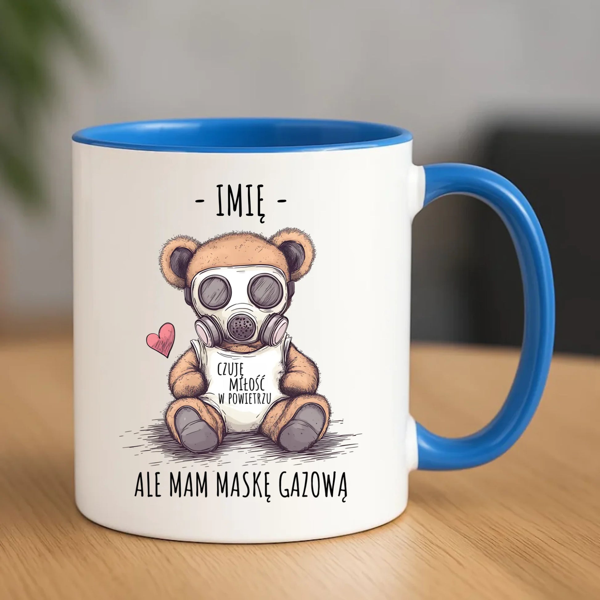 Kubek - Miś w masce gazowej - Czuję miłość w powietrzu - personalizowany W38 - StoryCups.pl
