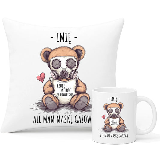 Zestaw poduszka i kubek - Miś w masce gazowej - Czuję miłość w powietrzu - personalizowany W38 - StoryCups.pl