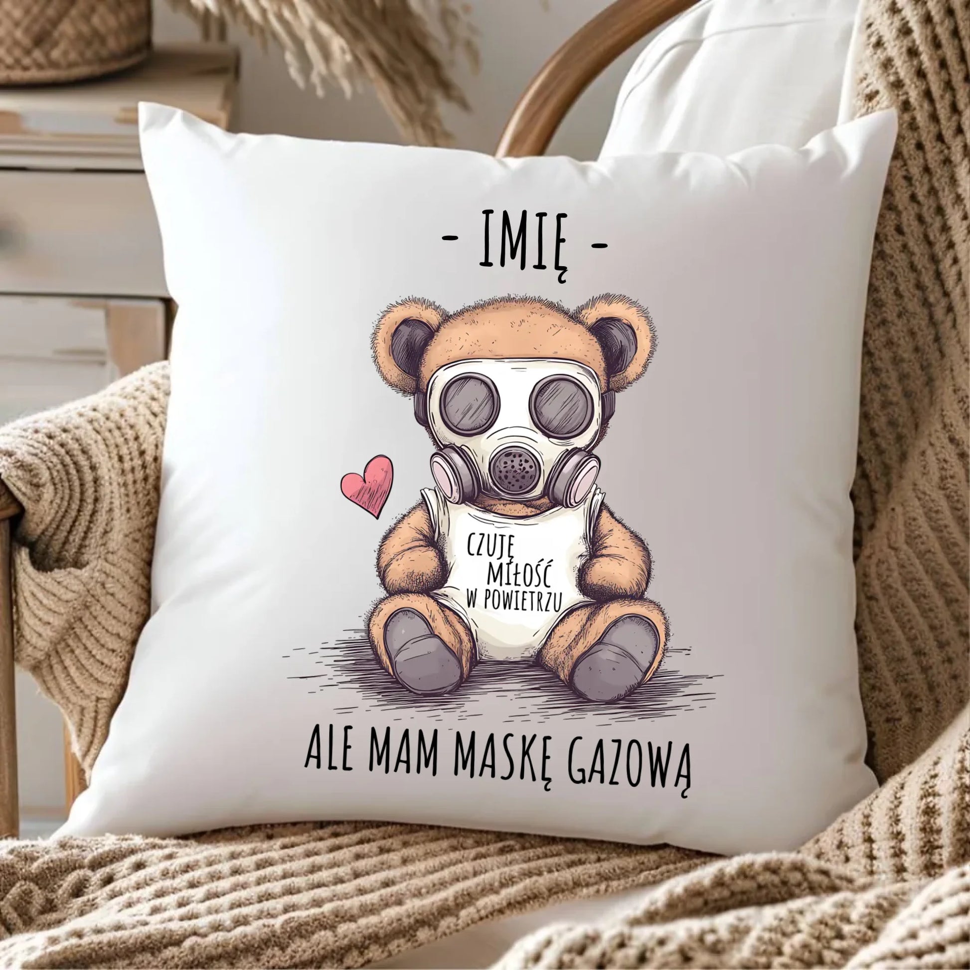 Poduszka - Miś w masce gazowej - Czuję miłość w powietrzu - personalizowana W38 - StoryCups.pl