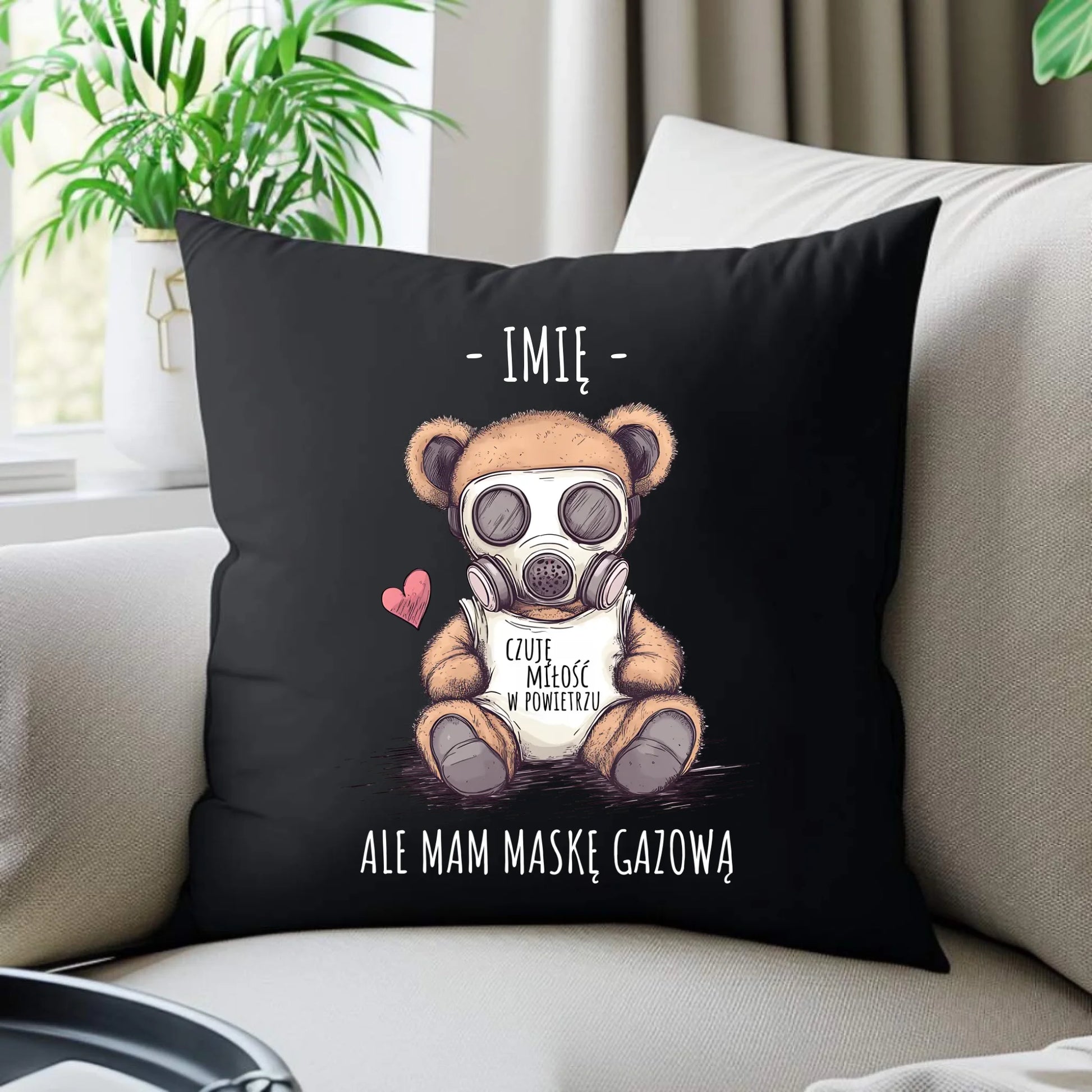 Poduszka dekoracyjna - Miś w masce gazowej - Czuję miłość w powietrzu - personalizowana W38 - StoryCups.pl
