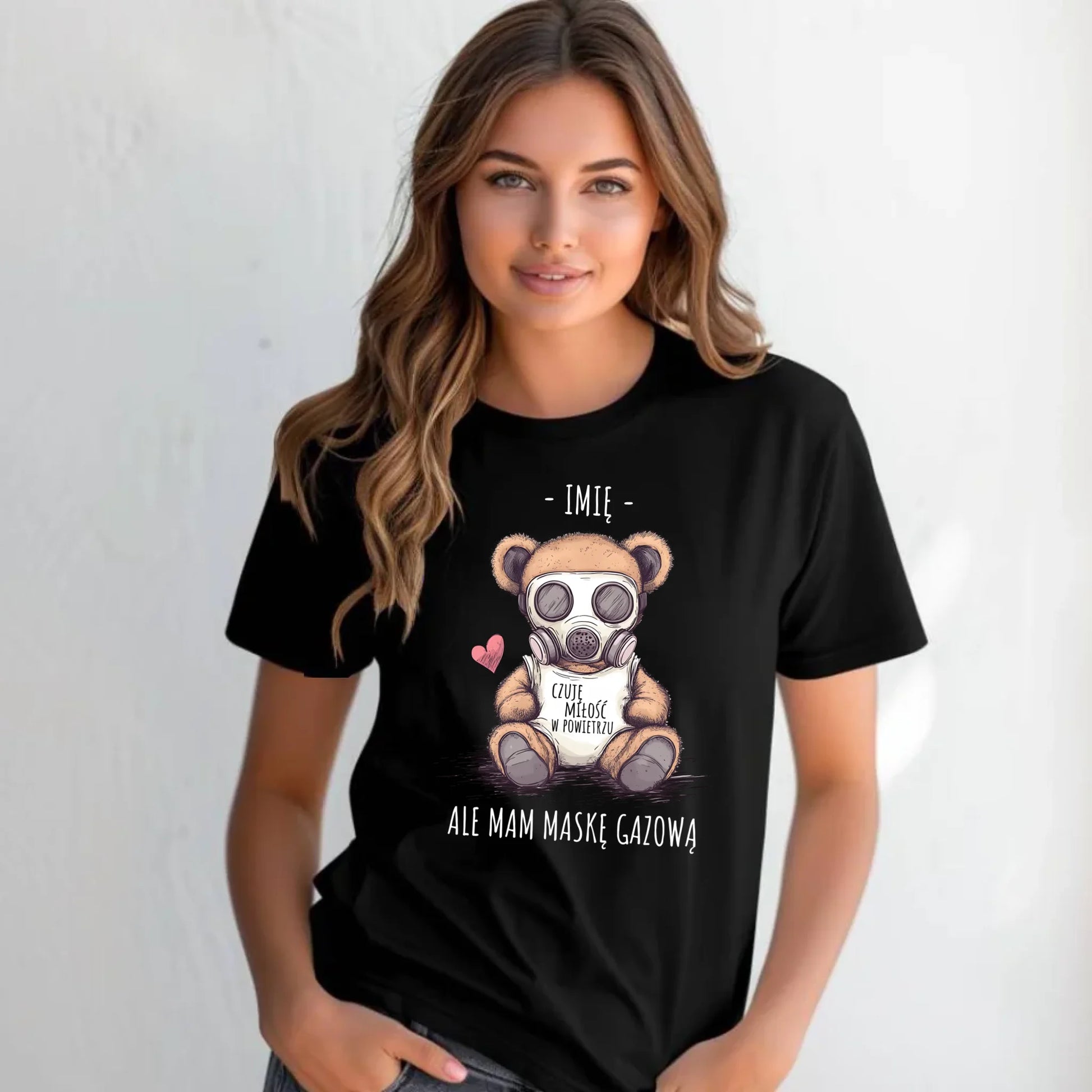 Koszulka damska - Miś w masce gazowej - Czuję miłość w powietrzu - personalizowana W38 - StoryCups.pl