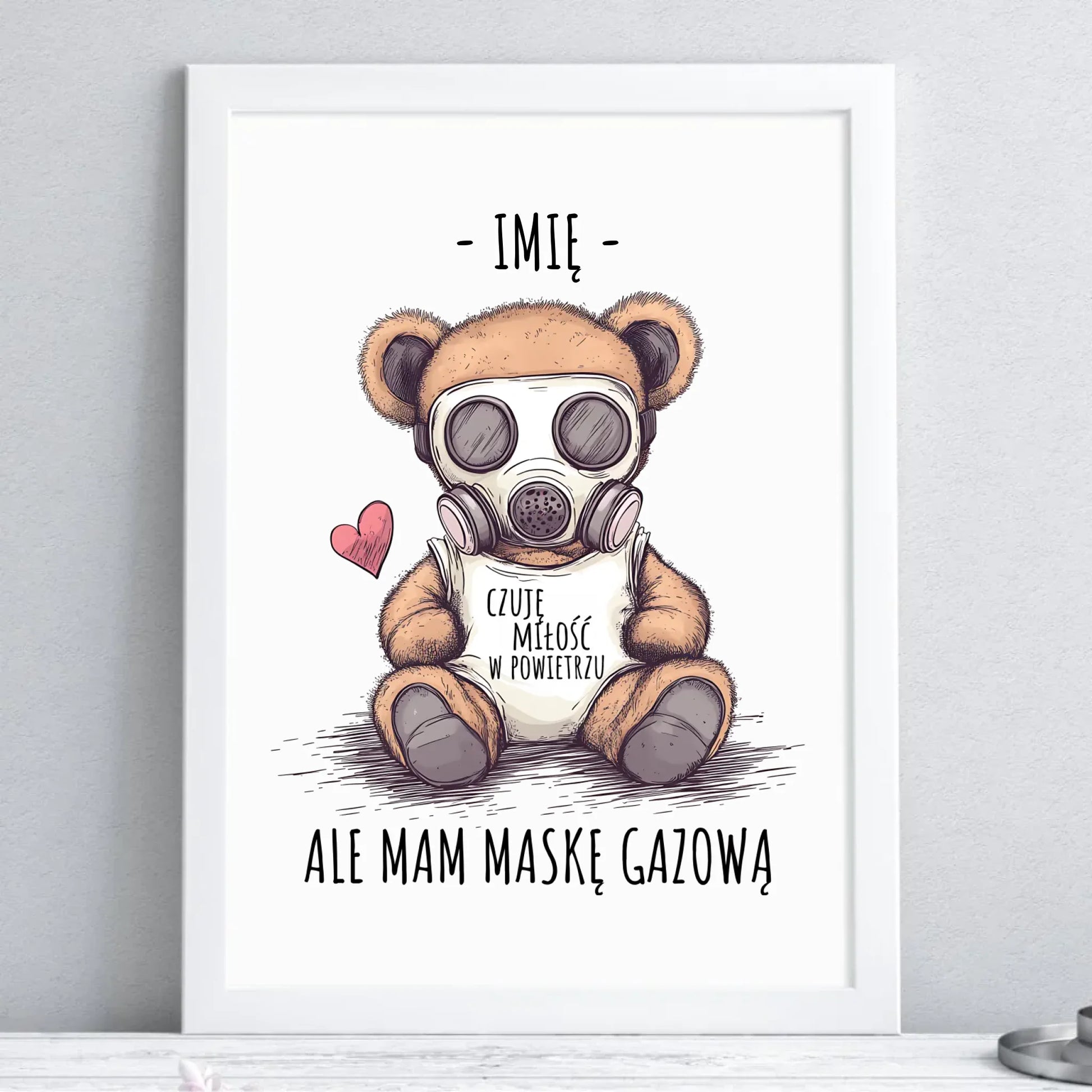 Plakat w ramie - Miś w masce gazowej - Czuję miłość w powietrzu - personalizowany W38 - StoryCups.pl